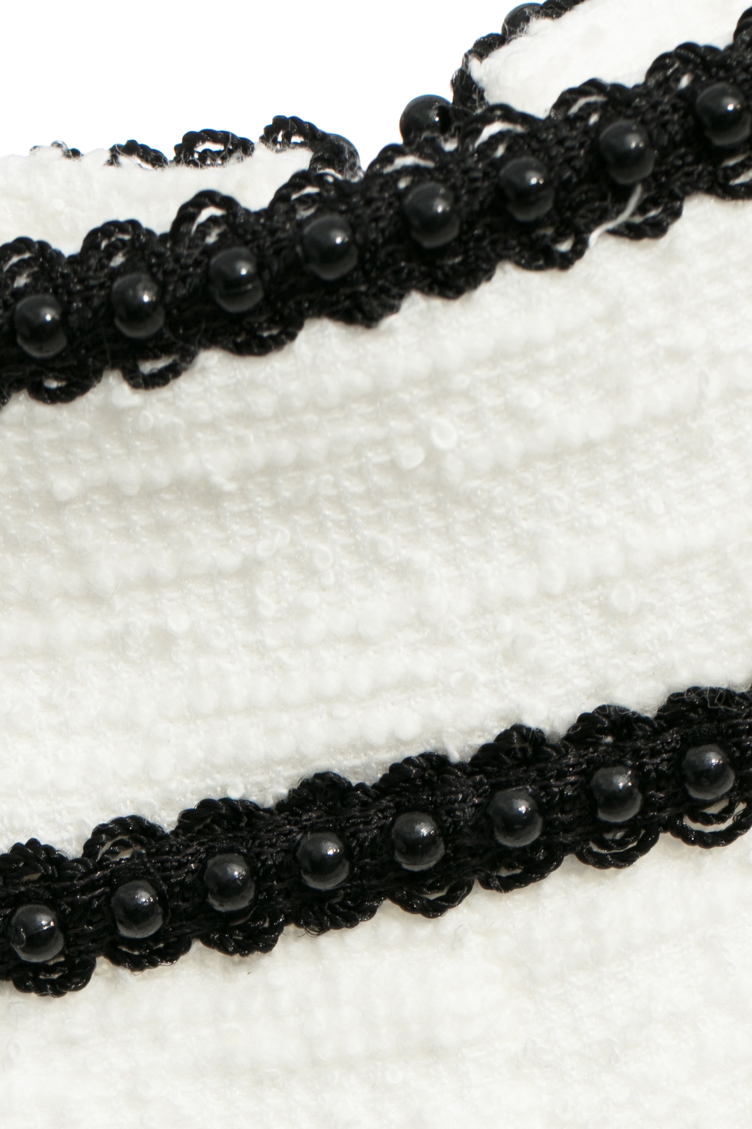 精緻黑珠邊帶彈性短褲精緻黑珠邊帶彈性短褲,時髦成套搭配,毛呢花呢,珍珠,白色褲子,短褲,秋冬穿搭,褲子