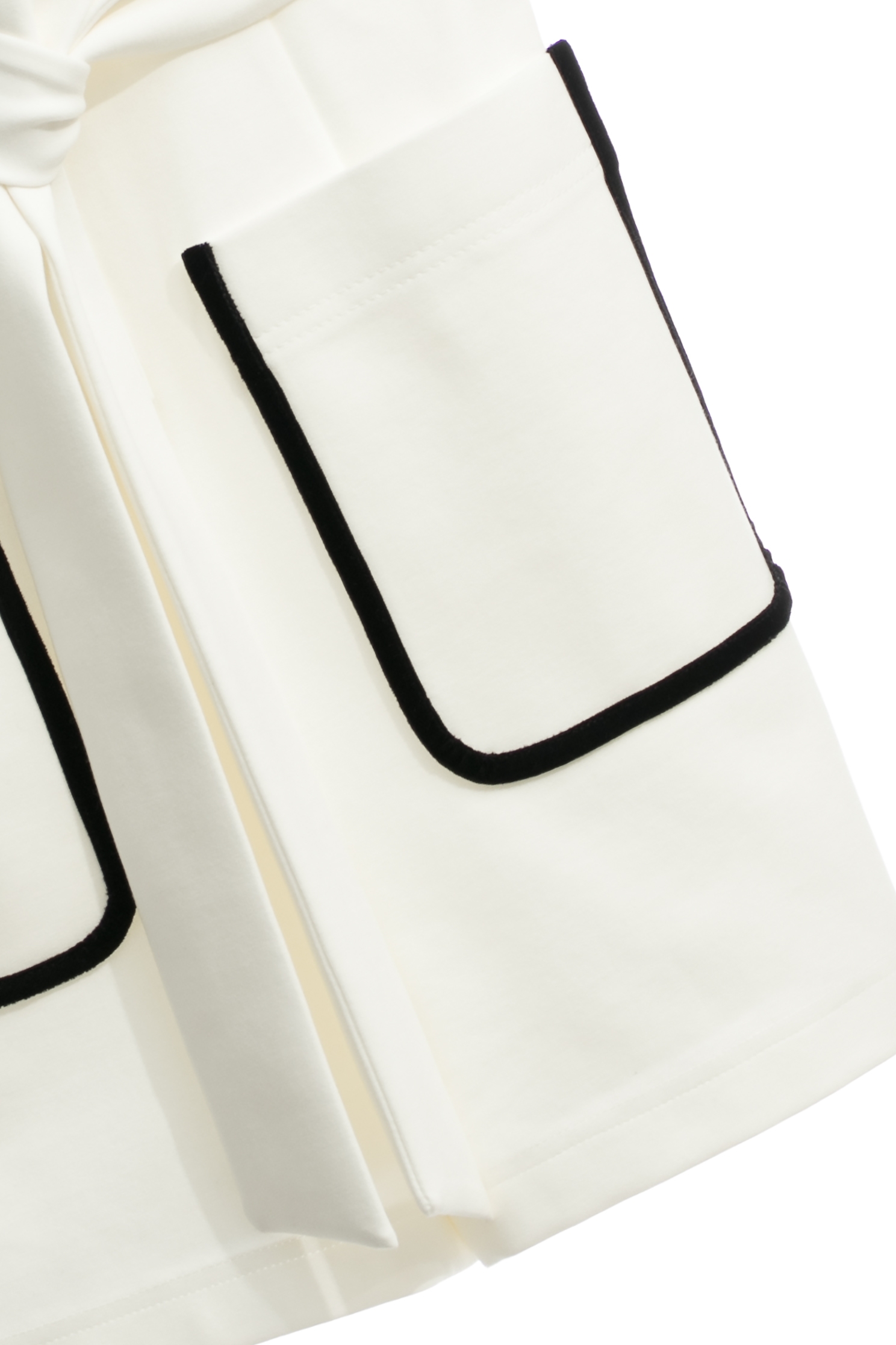 精緻黑邊雙貼袋連身短褲精緻黑邊雙貼袋連身短褲,白色褲子,秋冬穿搭,褲子,連身褲