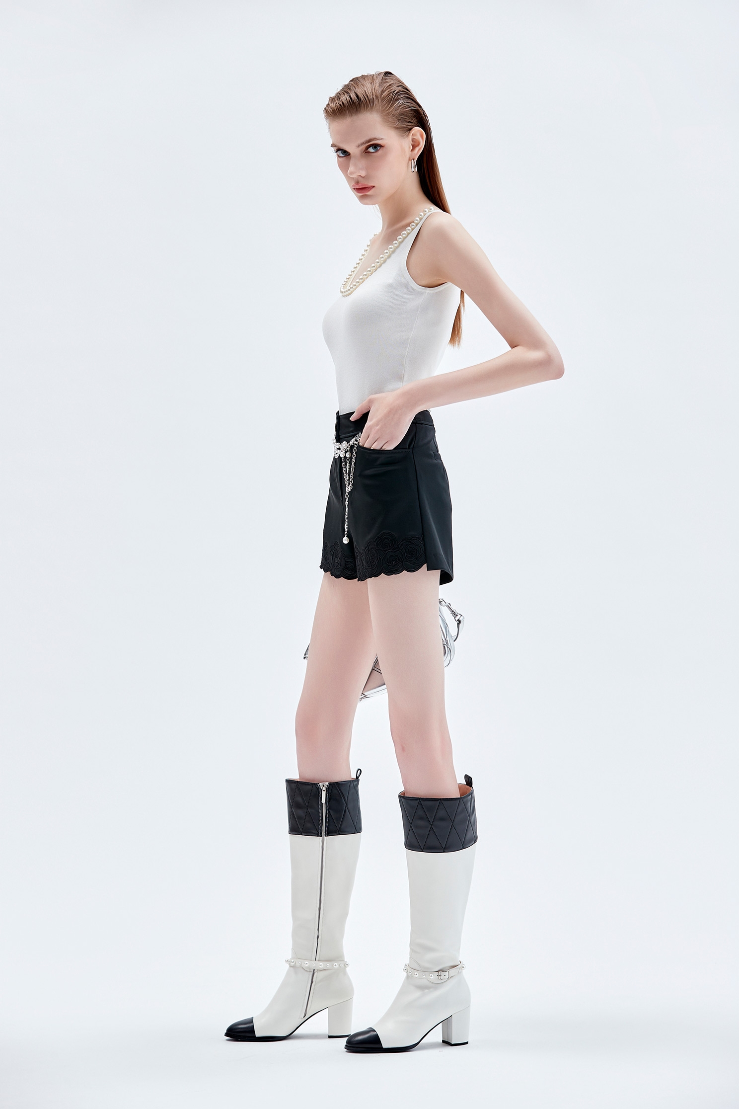 黑玫瑰繡花彈性短褲黑玫瑰繡花彈性短褲,短褲,秋冬穿搭,繡花,褲子,黑色褲子