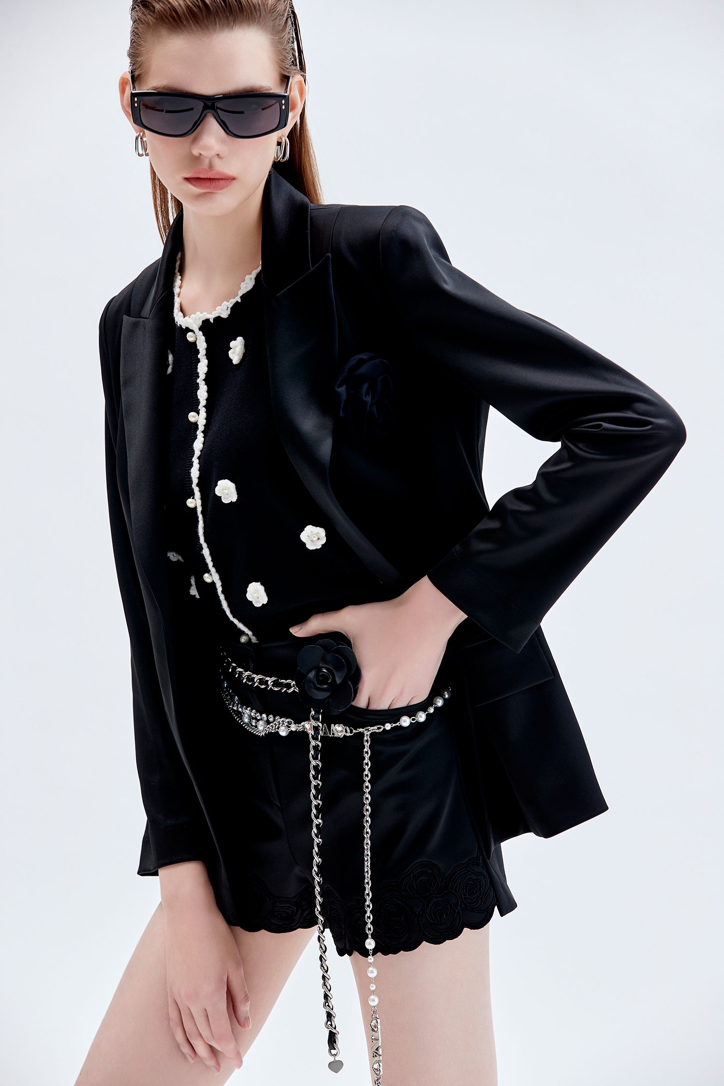 黑玫瑰繡花彈性短褲黑玫瑰繡花彈性短褲,短褲,秋冬穿搭,繡花,褲子,黑色褲子