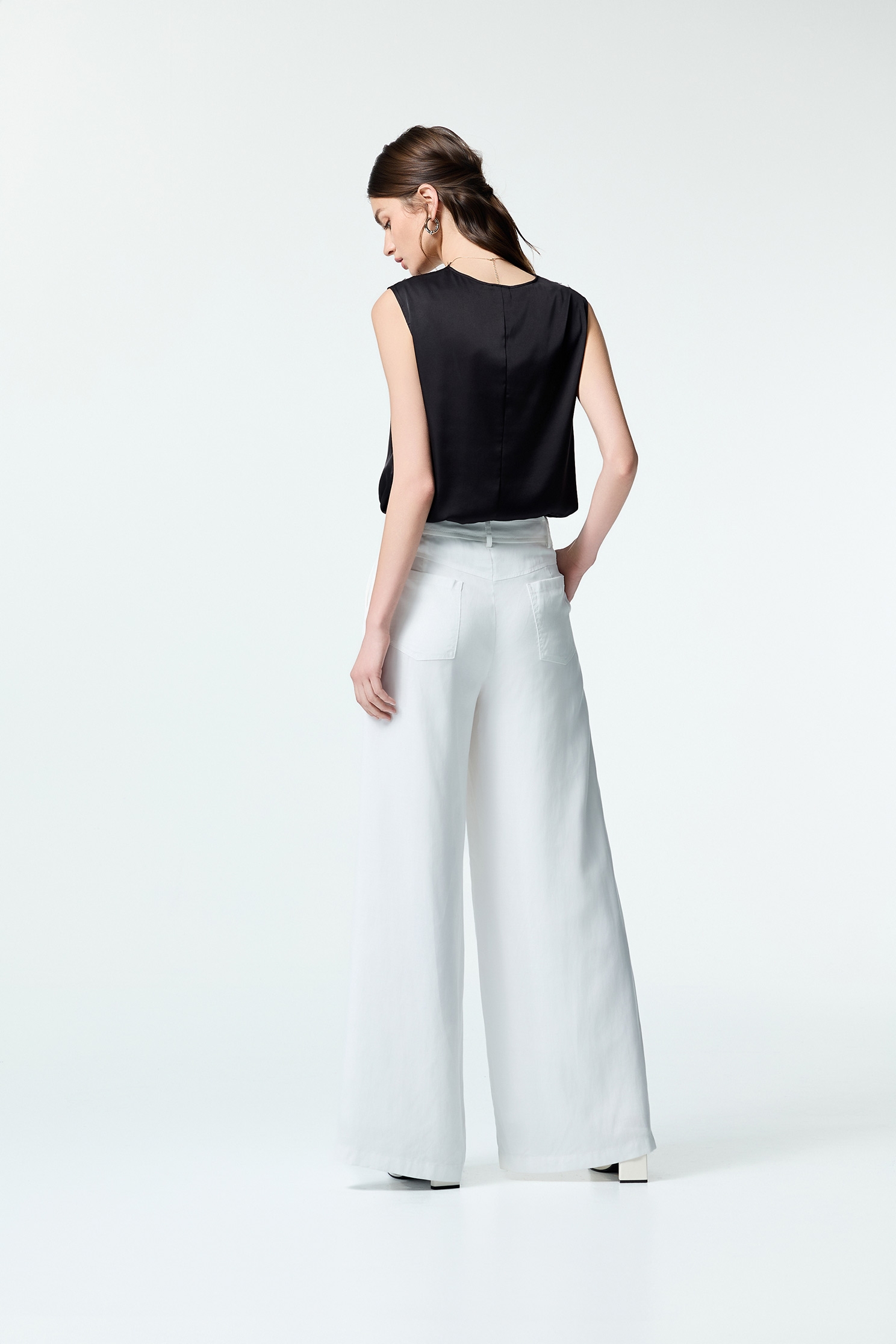 珍珠金屬釦飾棉麻大寬褲珍珠金屬釦飾棉麻大寬褲,上班OL穿搭,寬褲,春夏穿搭,時髦成套搭配,珍珠,白色褲子,褲子,輕奢度假,輕奢渡假,長褲