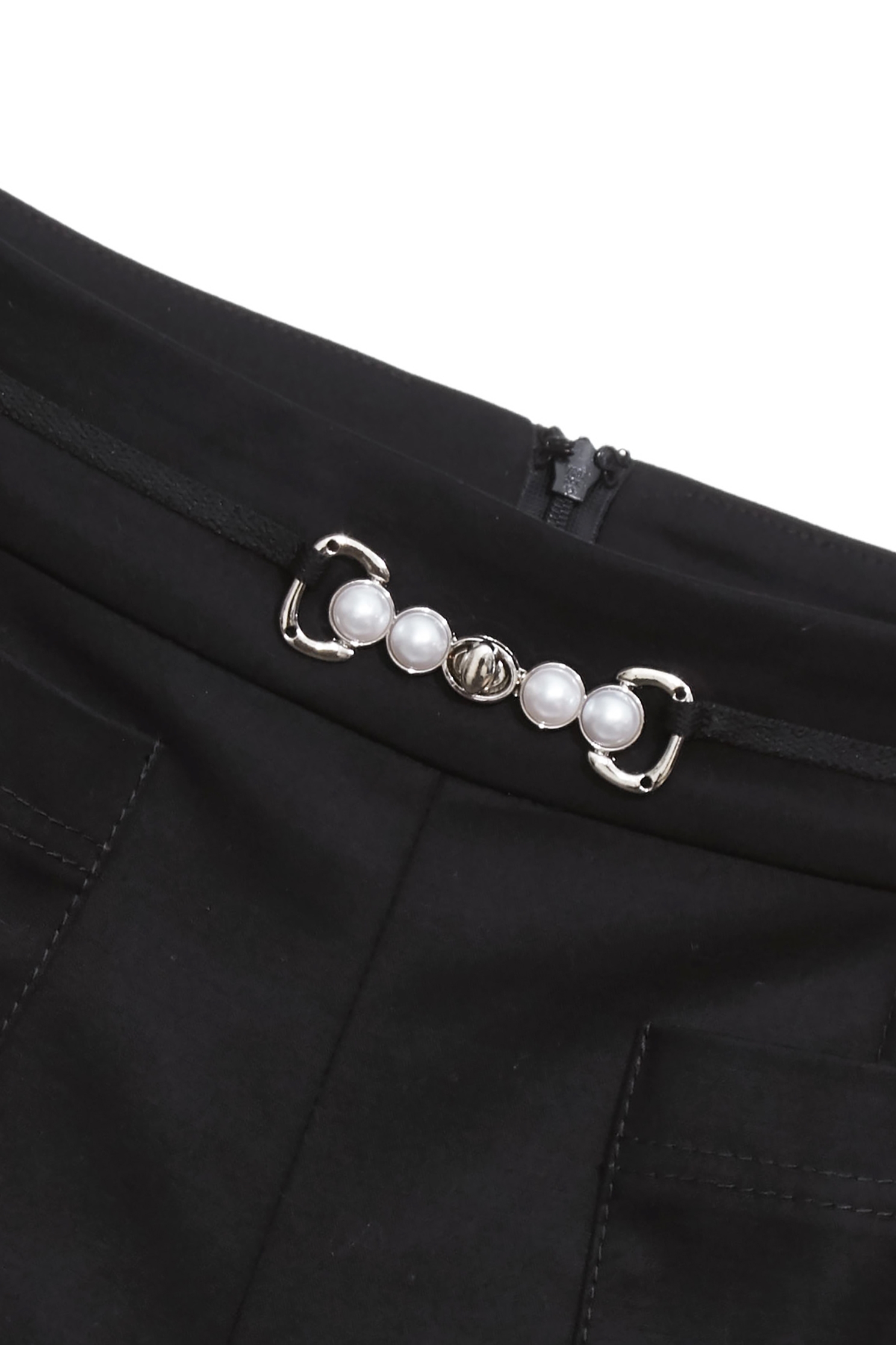 金屬珍珠釦飾八分窄管褲金屬珍珠釦飾八分窄管褲,上班OL穿搭,春夏穿搭,珍珠,窄管褲,褲子