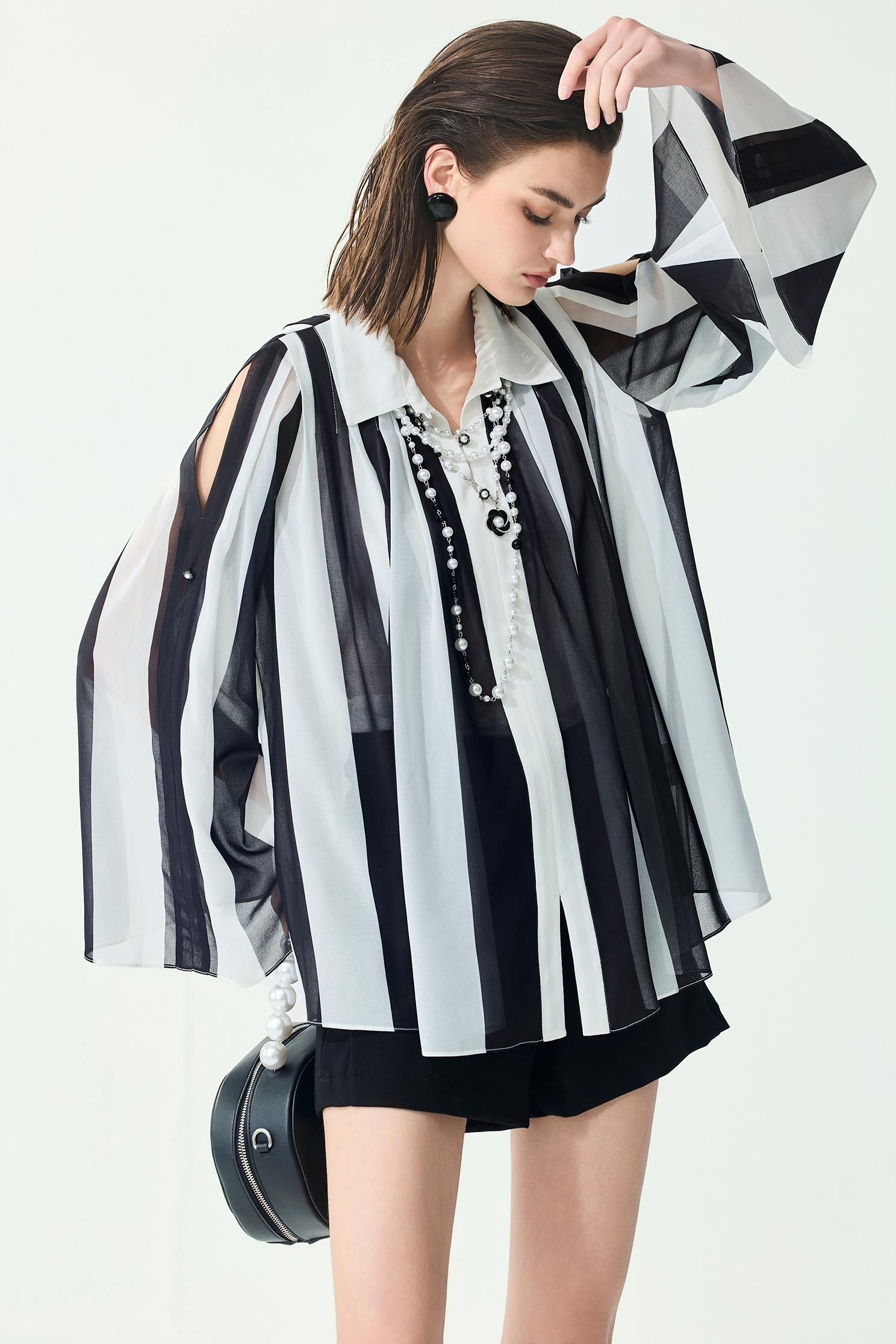 極致黑珍珠鏈飾羅馬布短褲極致黑珍珠鏈飾羅馬布短褲,上班OL穿搭,人氣商品,珍珠,短褲,秋冬穿搭,約會特輯