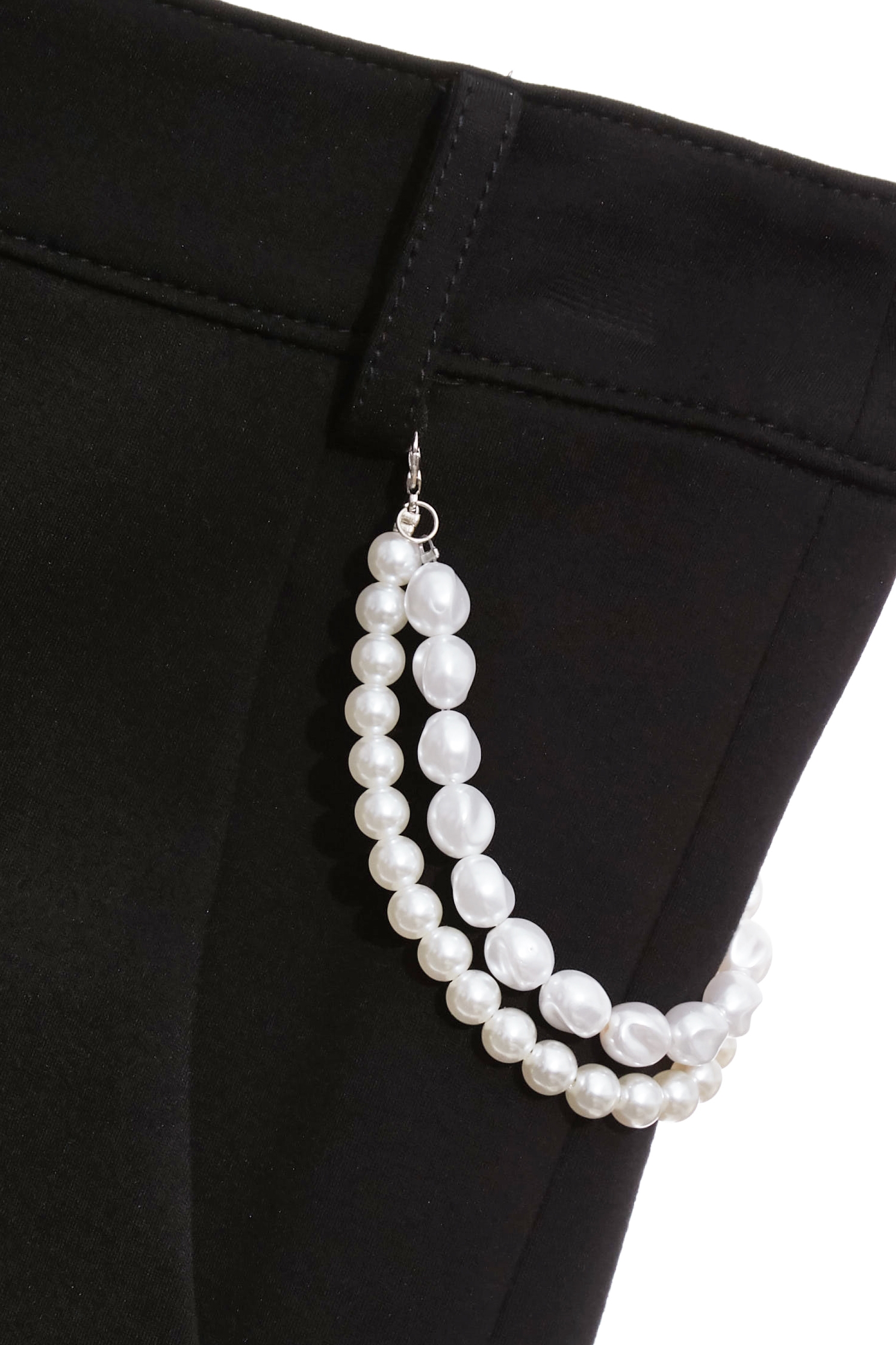 極致黑珍珠鏈飾羅馬布短褲極致黑珍珠鏈飾羅馬布短褲,上班OL穿搭,人氣商品,珍珠,短褲,秋冬穿搭,約會特輯