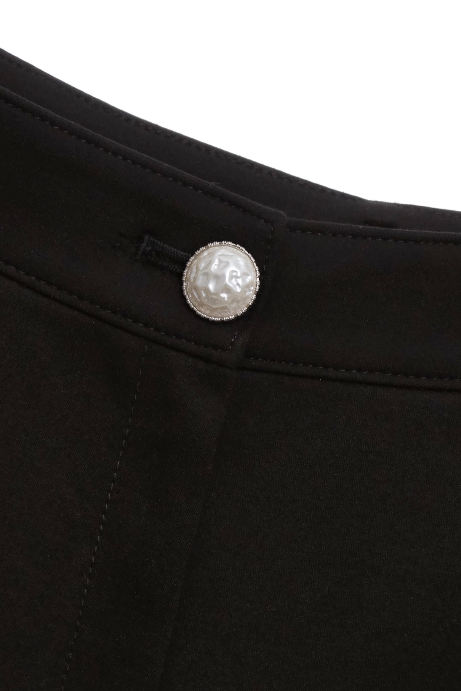 極致黑珍珠鏈飾羅馬布短褲極致黑珍珠鏈飾羅馬布短褲,上班OL穿搭,人氣商品,珍珠,短褲,秋冬穿搭,約會特輯