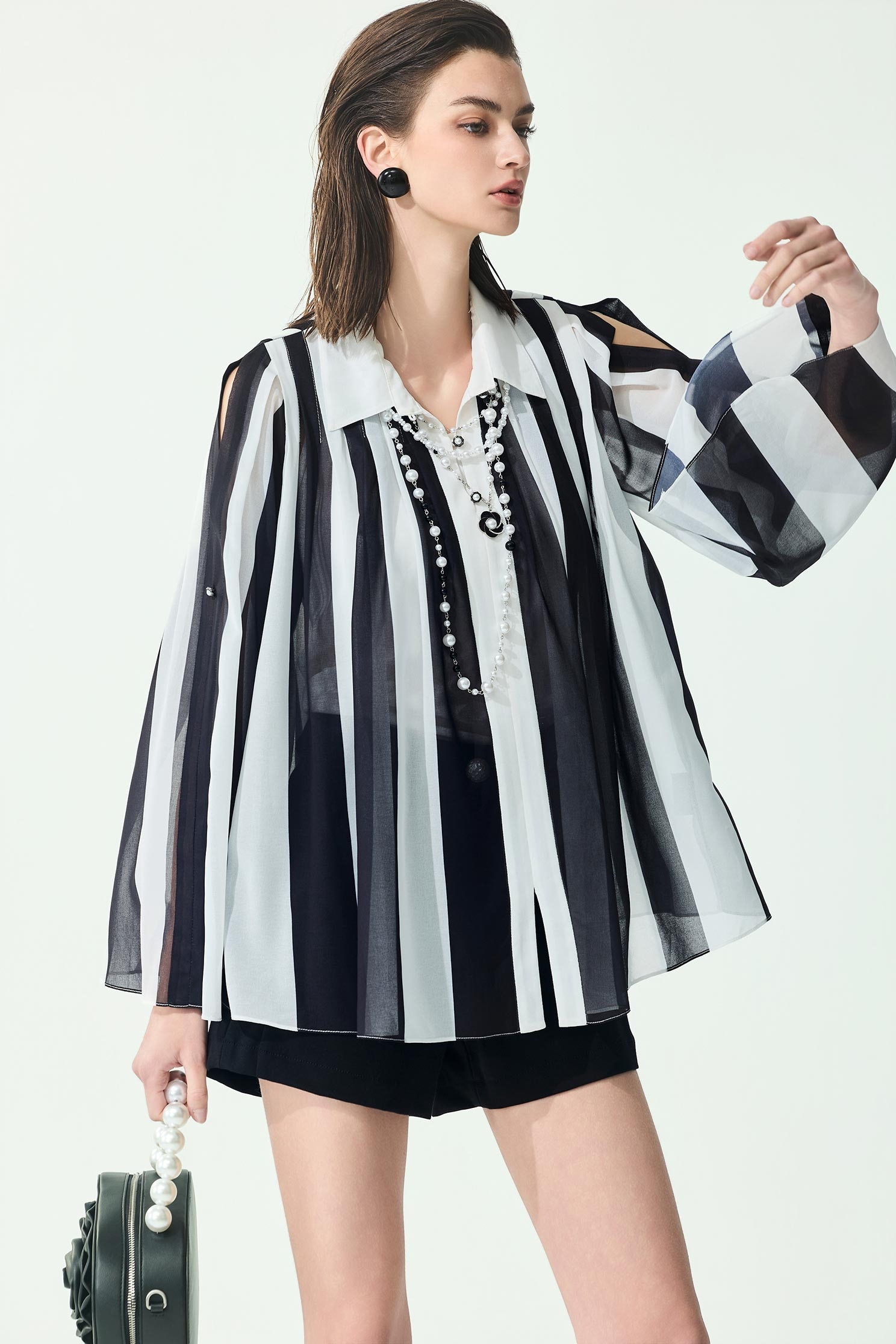 極致黑珍珠鏈飾羅馬布短褲極致黑珍珠鏈飾羅馬布短褲,上班OL穿搭,人氣商品,珍珠,短褲,秋冬穿搭,約會特輯