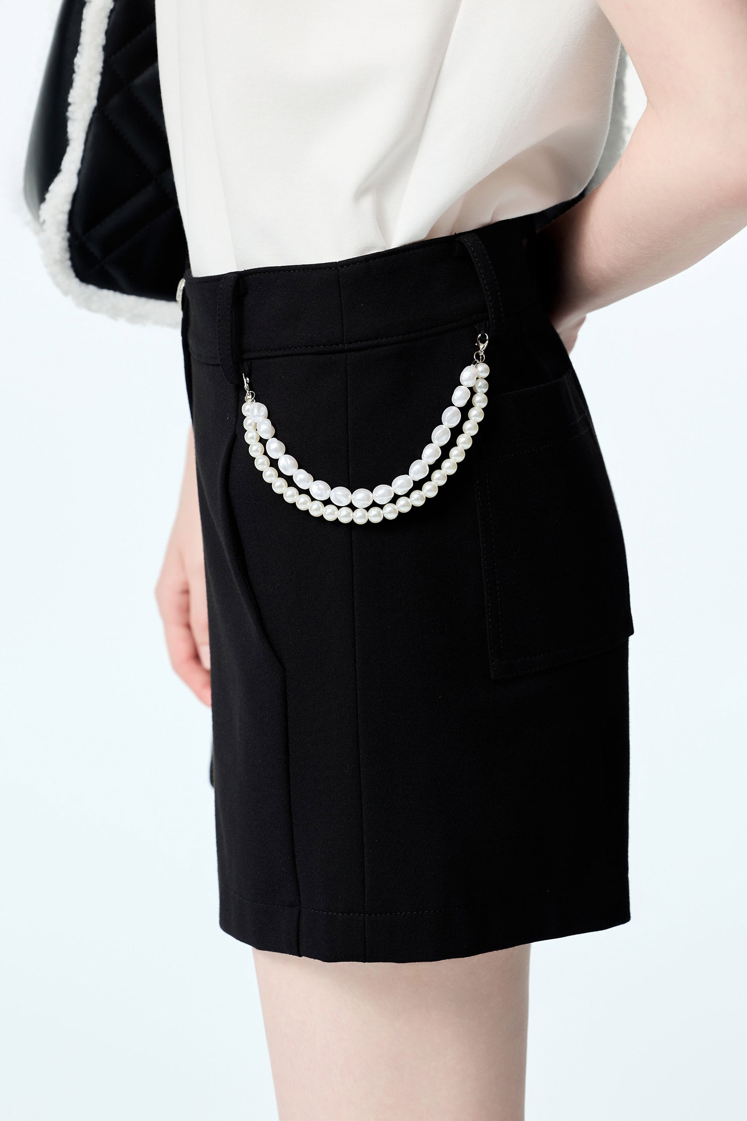 極致黑珍珠鏈飾羅馬布短褲極致黑珍珠鏈飾羅馬布短褲,上班OL穿搭,人氣商品,珍珠,短褲,秋冬穿搭,約會特輯