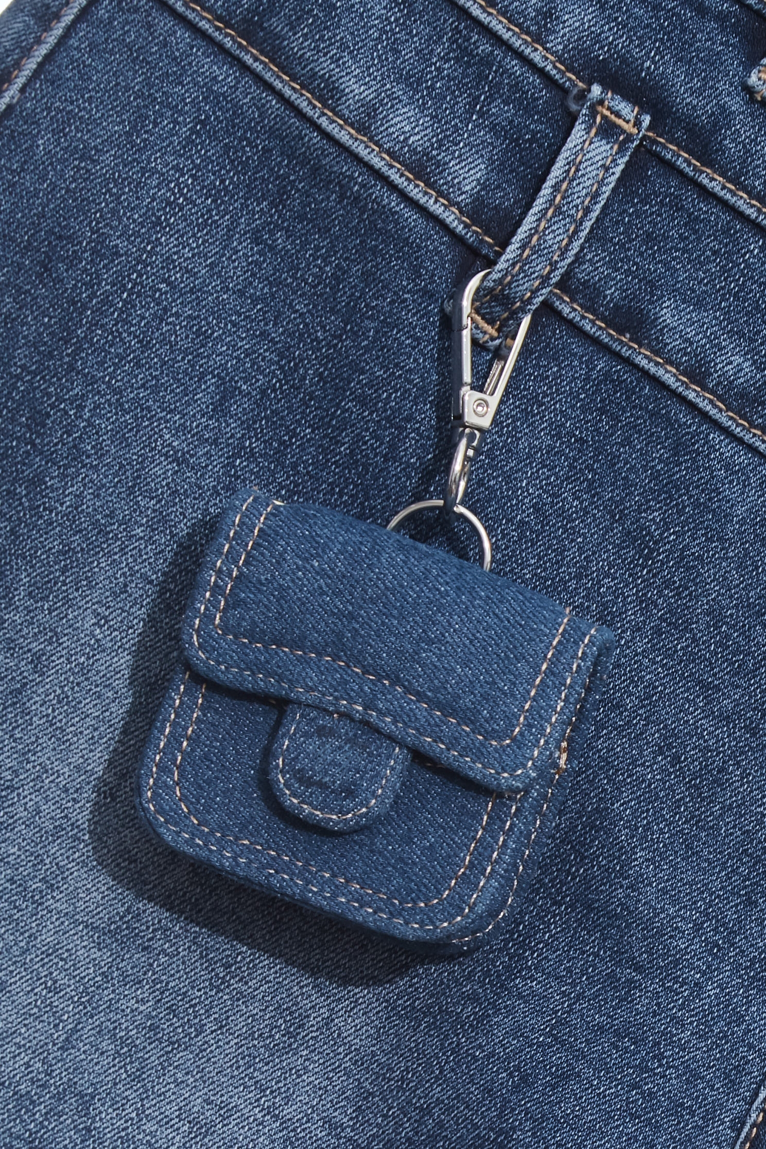 不對稱剪接造型牛仔短褲不對稱剪接造型牛仔短褲,丹寧,牛仔,牛仔短褲,短褲,秋冬穿搭,約會特輯,輕奢度假,輕奢渡假