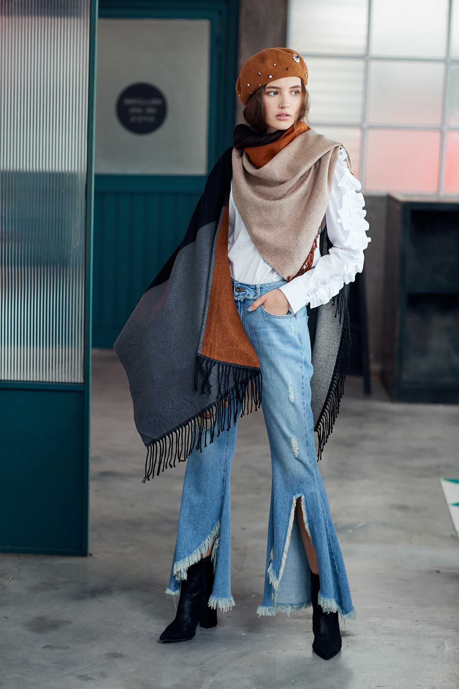 Irregular destruction of jeans,tanning,bellbottomjeans,cowboy,jeans,sdenimtrousers,pants,pants
