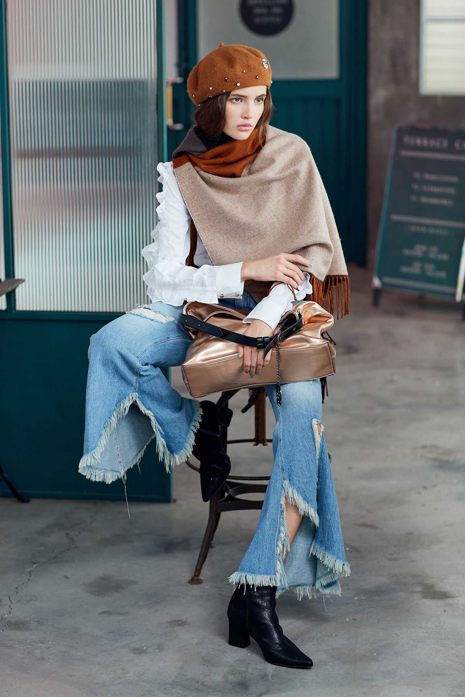 Irregular destruction of jeans,tanning,bellbottomjeans,cowboy,jeans,sdenimtrousers,pants,pants
