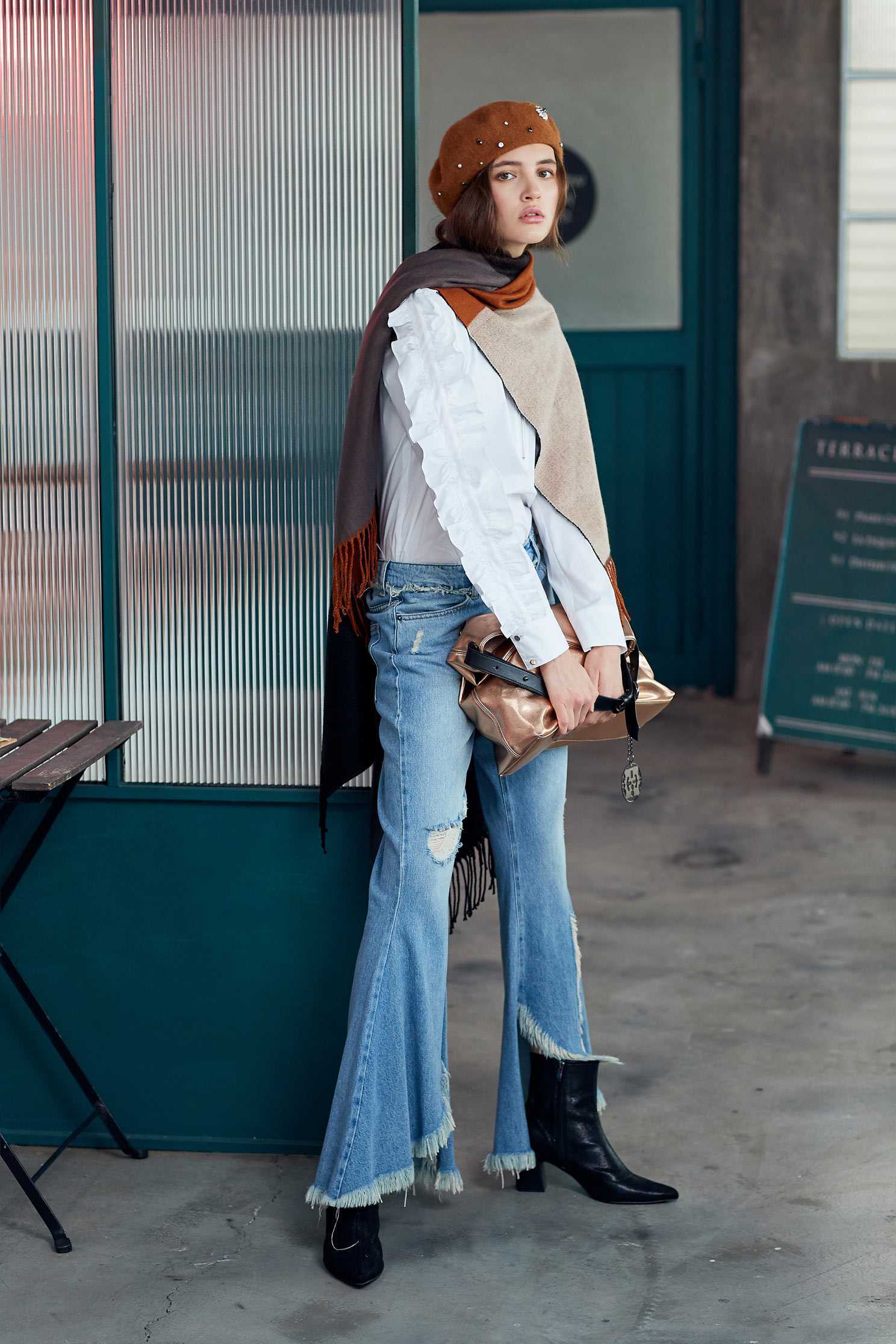 Irregular destruction of jeans,tanning,bellbottomjeans,cowboy,jeans,sdenimtrousers,pants,pants