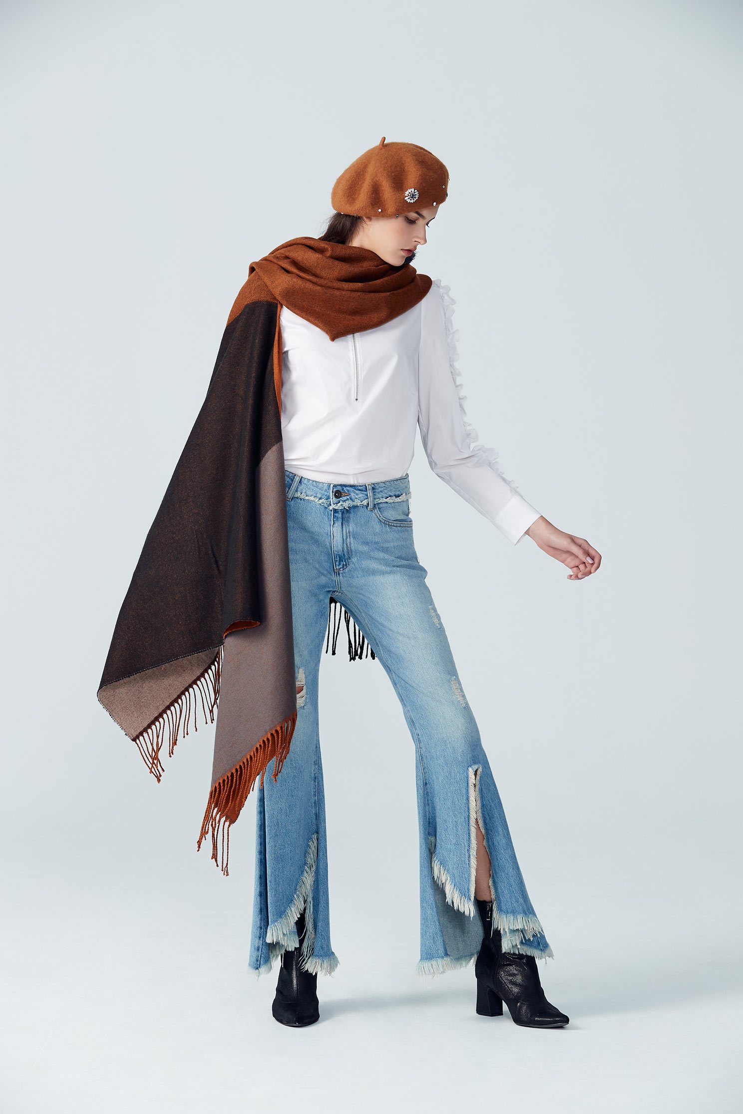 Irregular destruction of jeans,tanning,bellbottomjeans,cowboy,jeans,sdenimtrousers,pants,pants