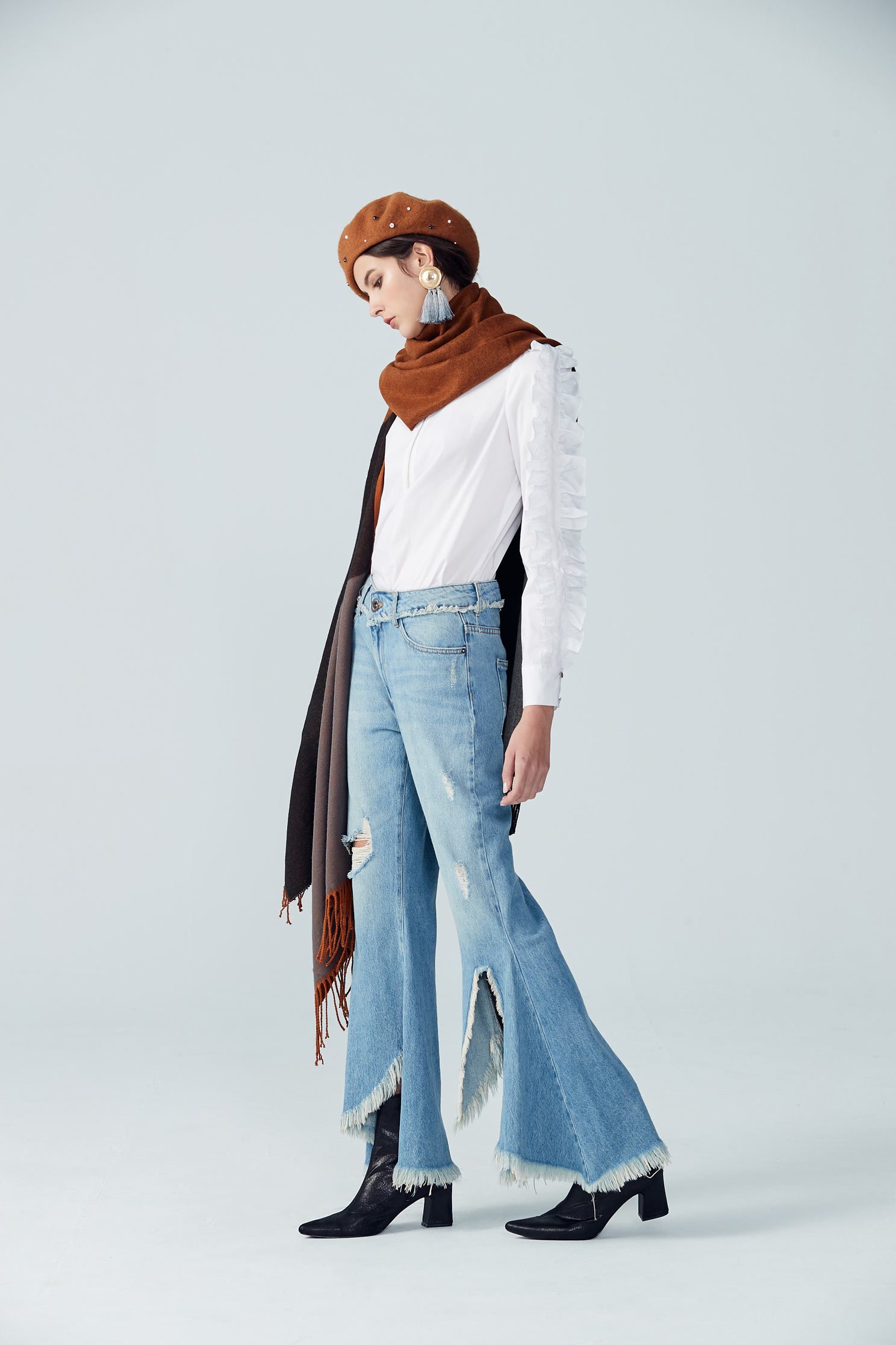 Irregular destruction of jeans,tanning,bellbottomjeans,cowboy,jeans,sdenimtrousers,pants,pants