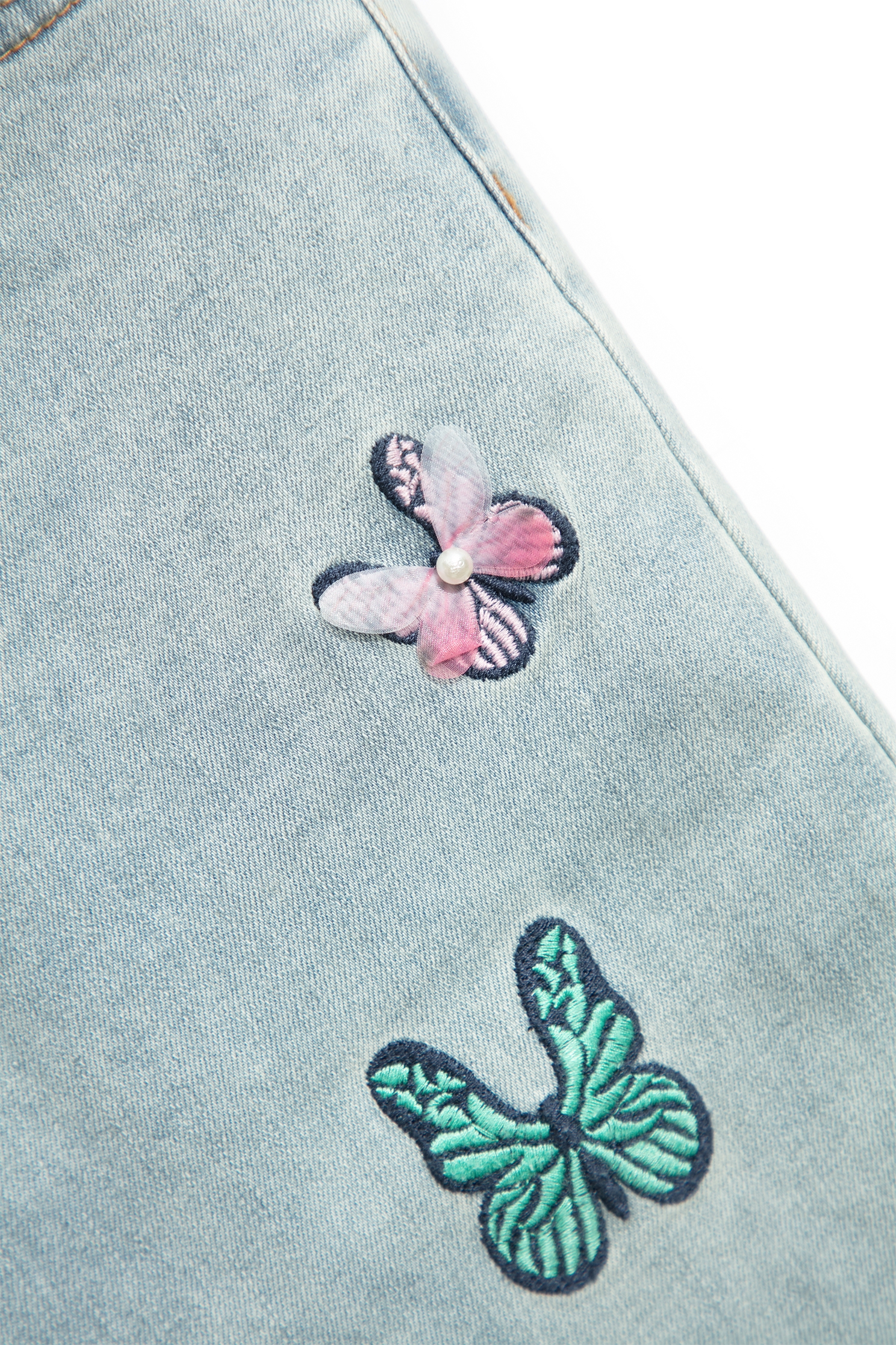 綴蝴蝶小喇叭牛仔褲綴蝴蝶小喇叭牛仔褲,刺繡,春夏穿搭,牛仔,牛仔褲,褲子
