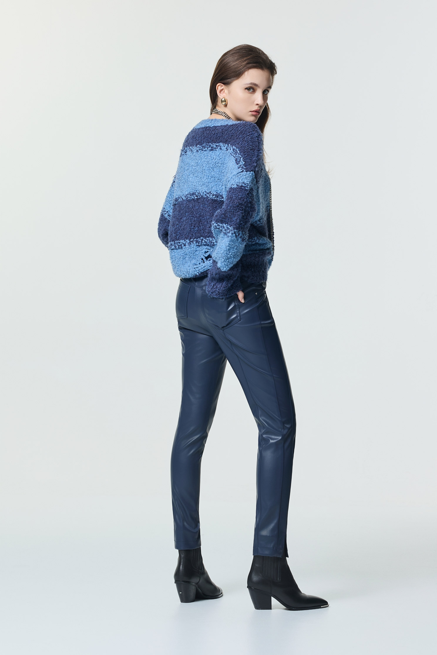 午夜藍仿皮革合身褲午夜藍仿皮革合身褲,皮革,秋冬穿搭,窄管褲,褲子