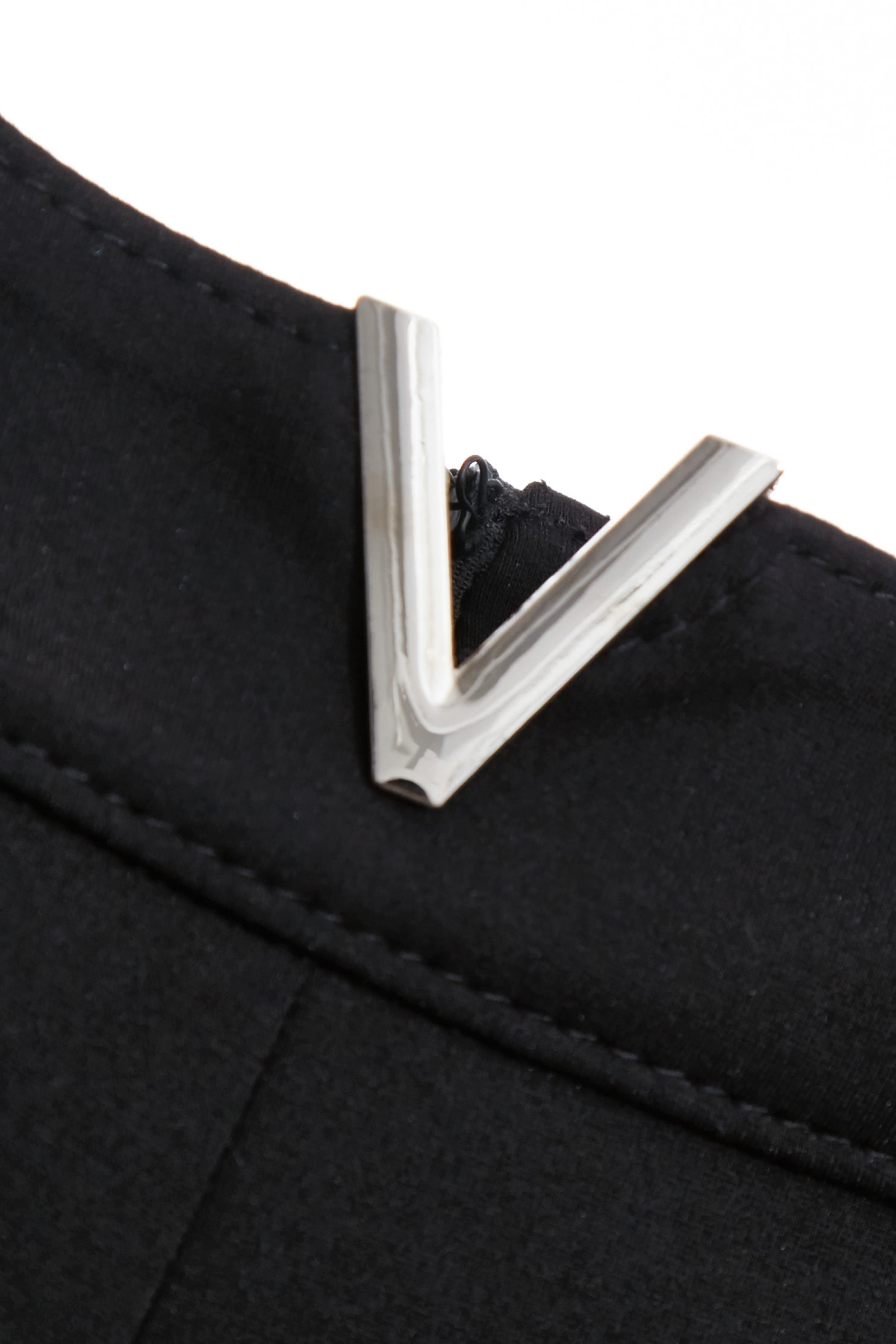 V型縫飾羅馬彈性短褲V型縫飾羅馬彈性短褲,上班OL穿搭,短褲,秋冬穿搭,簡約穿搭,約會特輯