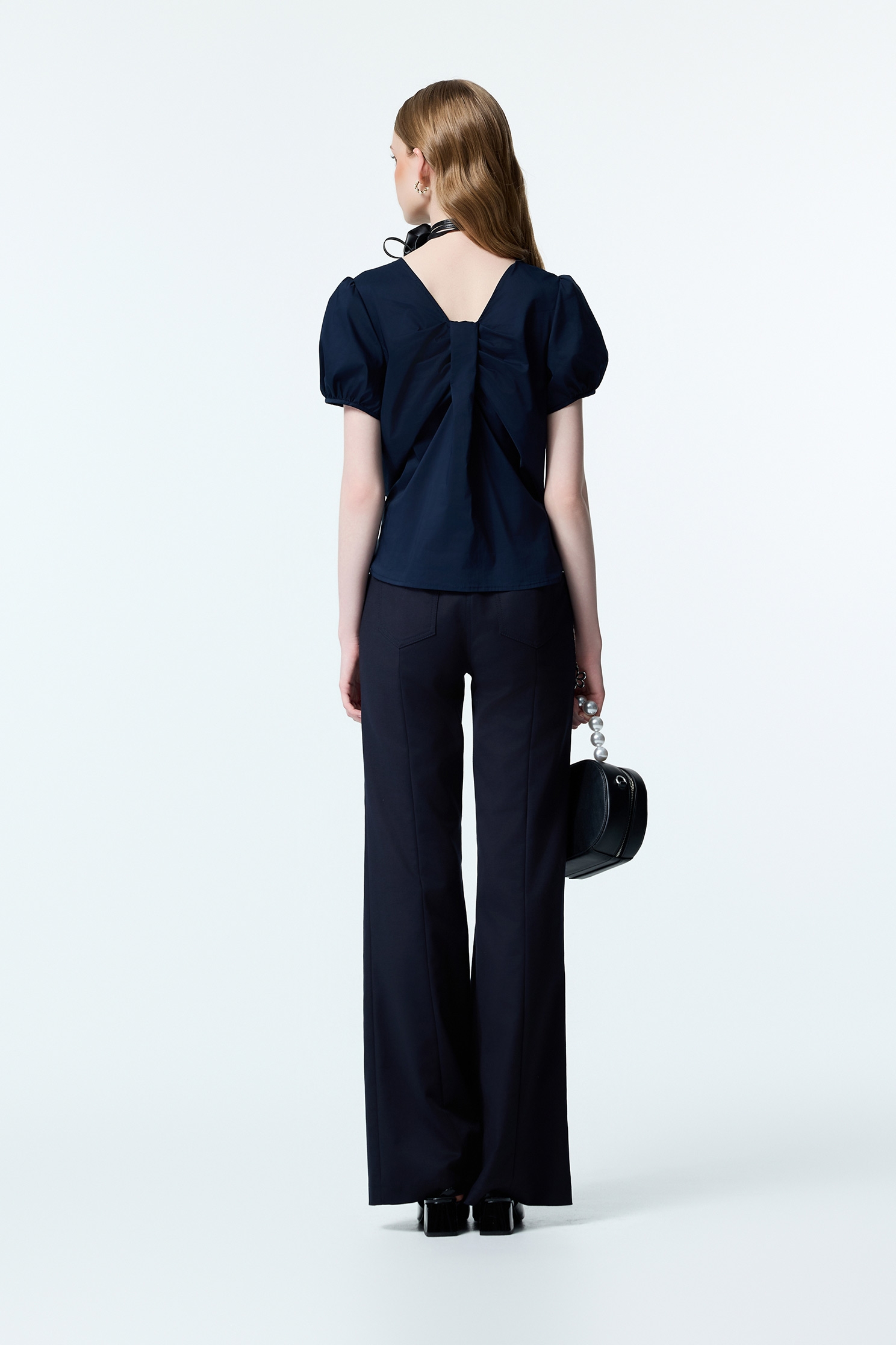 海軍藍鑲撞色邊長褲海軍藍鑲撞色邊長褲,上班OL穿搭,喇叭褲,秋冬穿搭,簡約穿搭,約會特輯,褲子,長褲