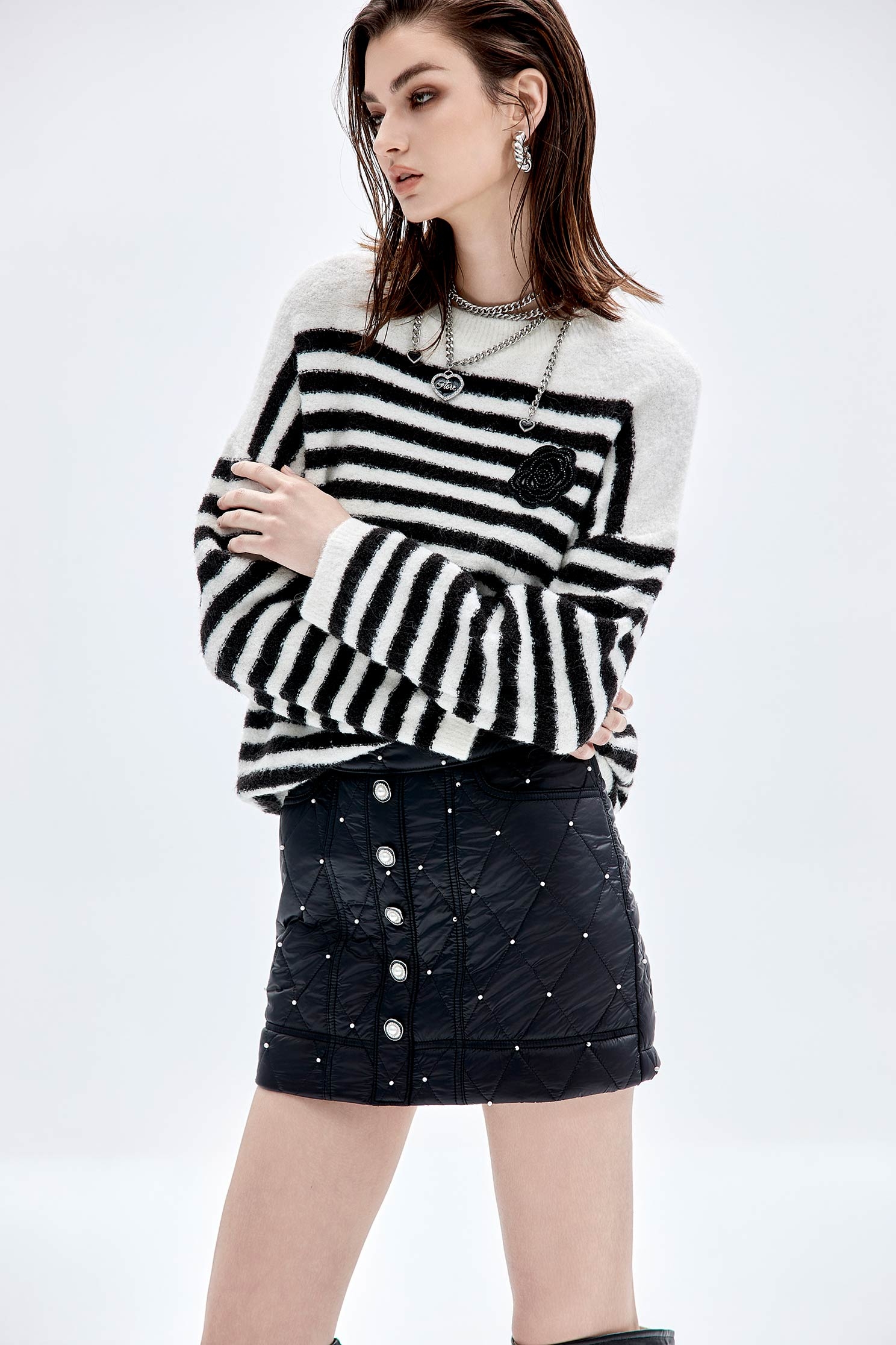 綴珍珠絎縫黑短裙綴珍珠絎縫黑短裙,珍珠,秋冬穿搭,褲子,褲裙,黑色褲子