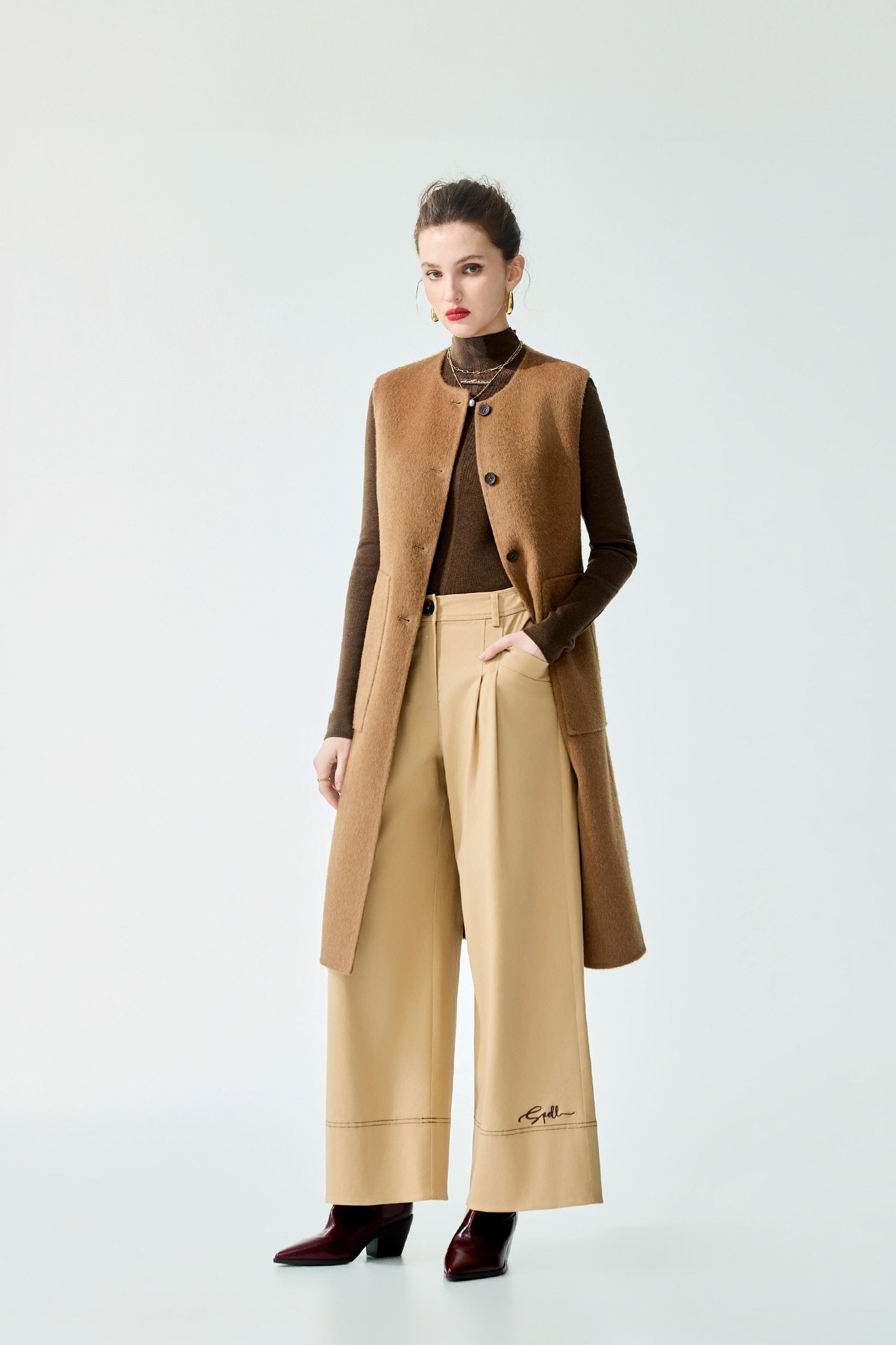 刺繡下擺闊腿全長褲刺繡下擺闊腿全長褲,上班OL穿搭,刺繡,寬褲,秋冬穿搭,褲子