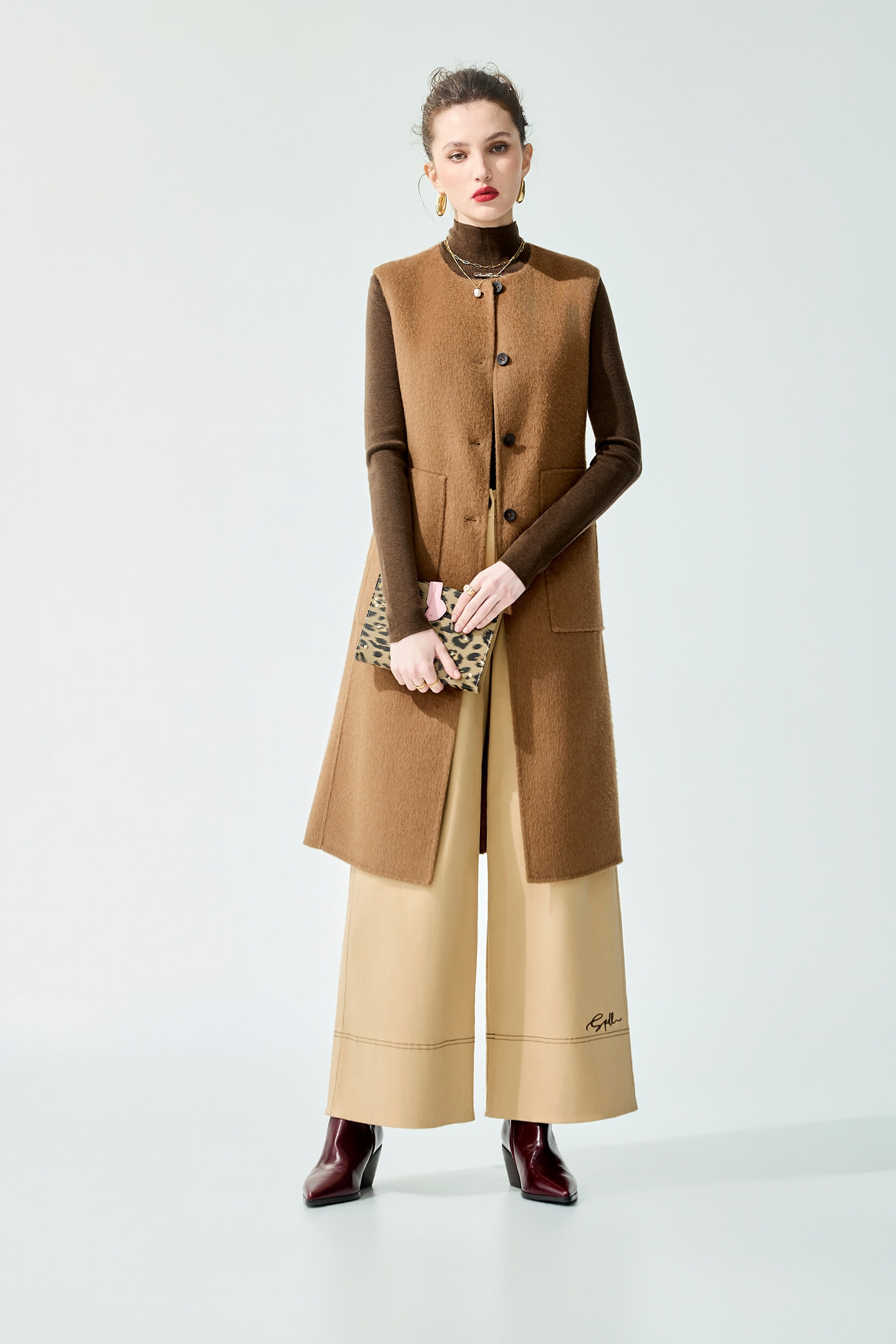 刺繡下擺闊腿全長褲刺繡下擺闊腿全長褲,上班OL穿搭,刺繡,寬褲,秋冬穿搭,褲子