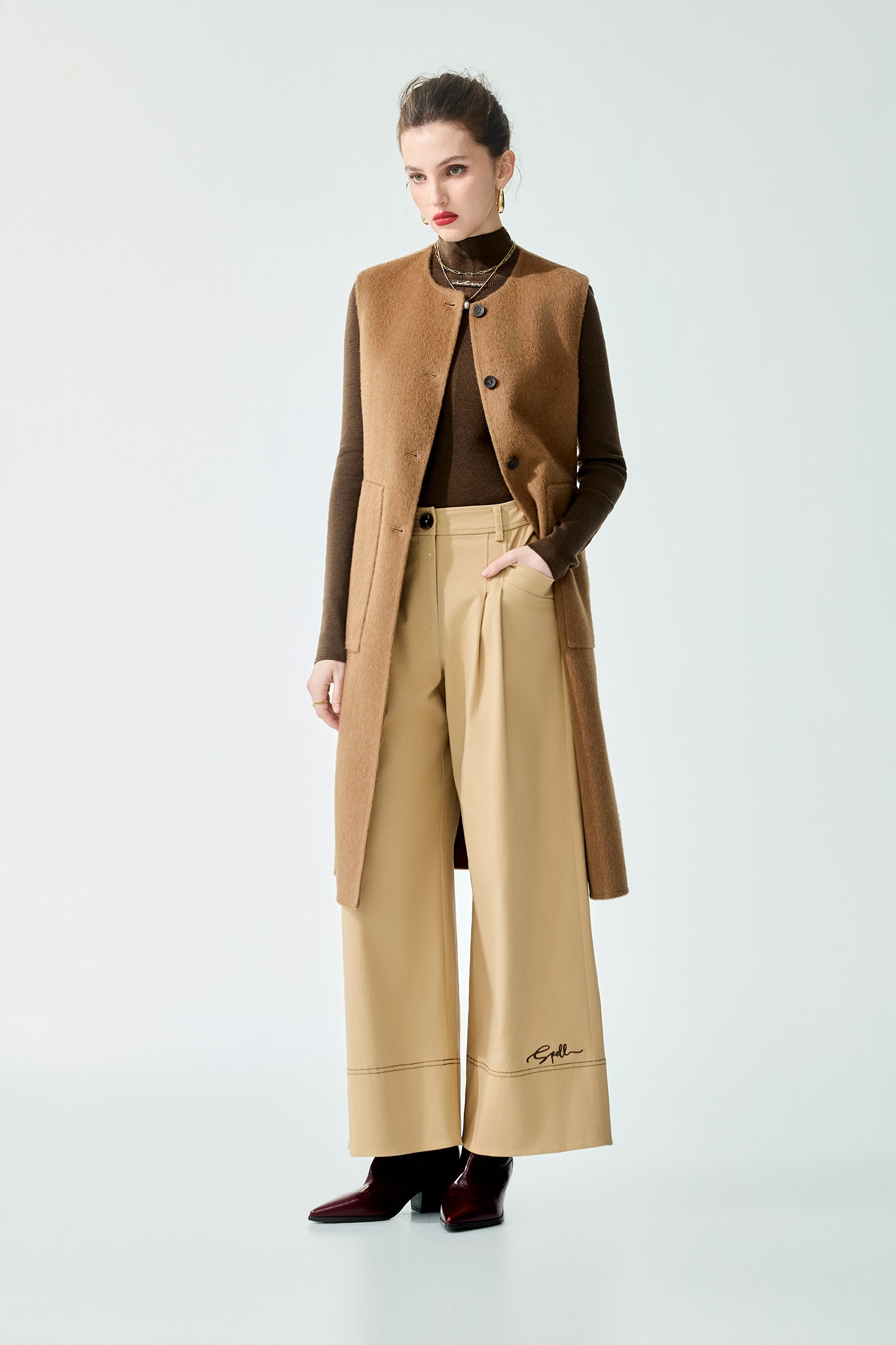 刺繡下擺闊腿全長褲刺繡下擺闊腿全長褲,上班OL穿搭,刺繡,寬褲,秋冬穿搭,褲子