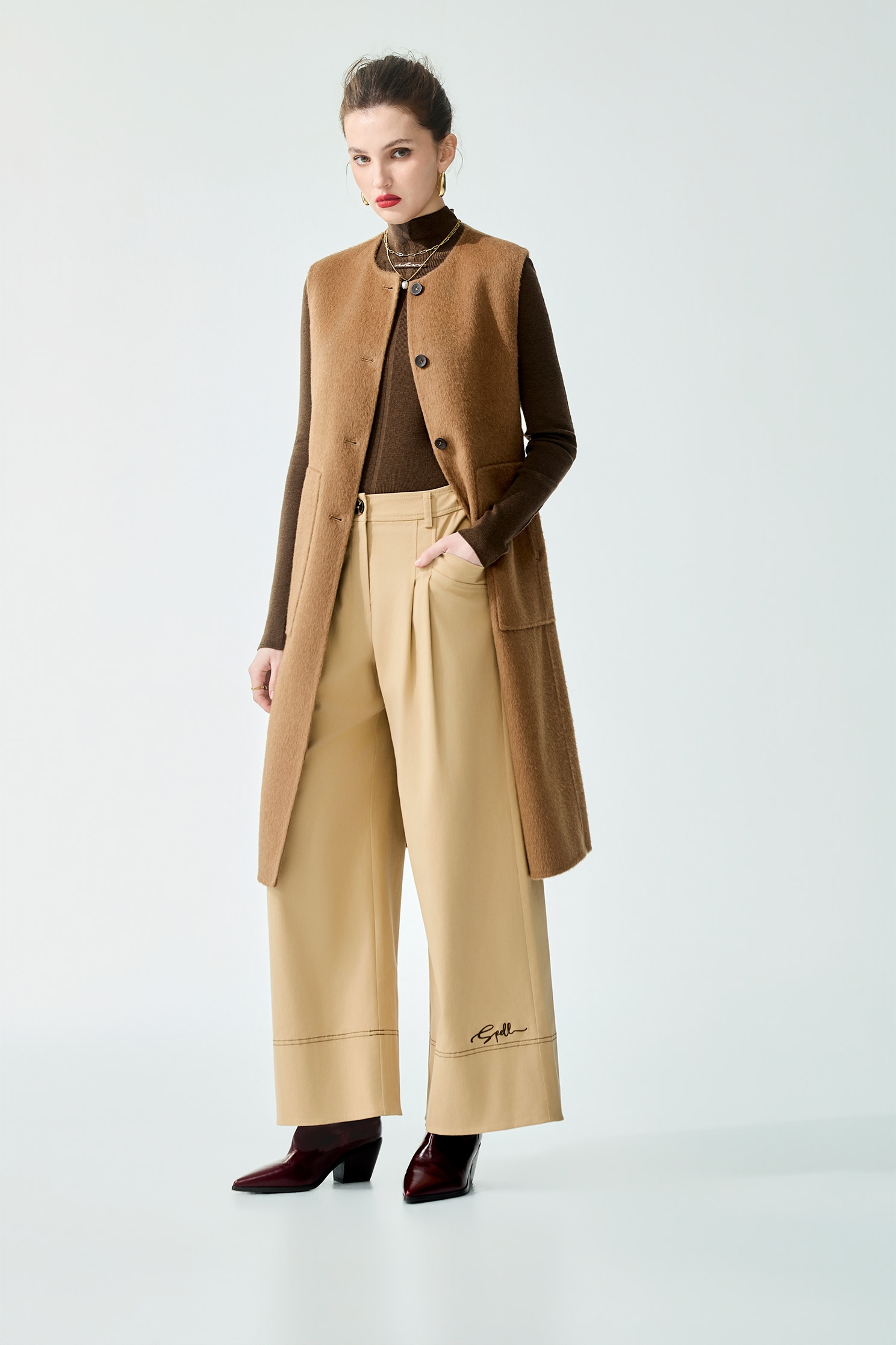 刺繡下擺闊腿全長褲刺繡下擺闊腿全長褲,上班OL穿搭,刺繡,寬褲,秋冬穿搭,褲子