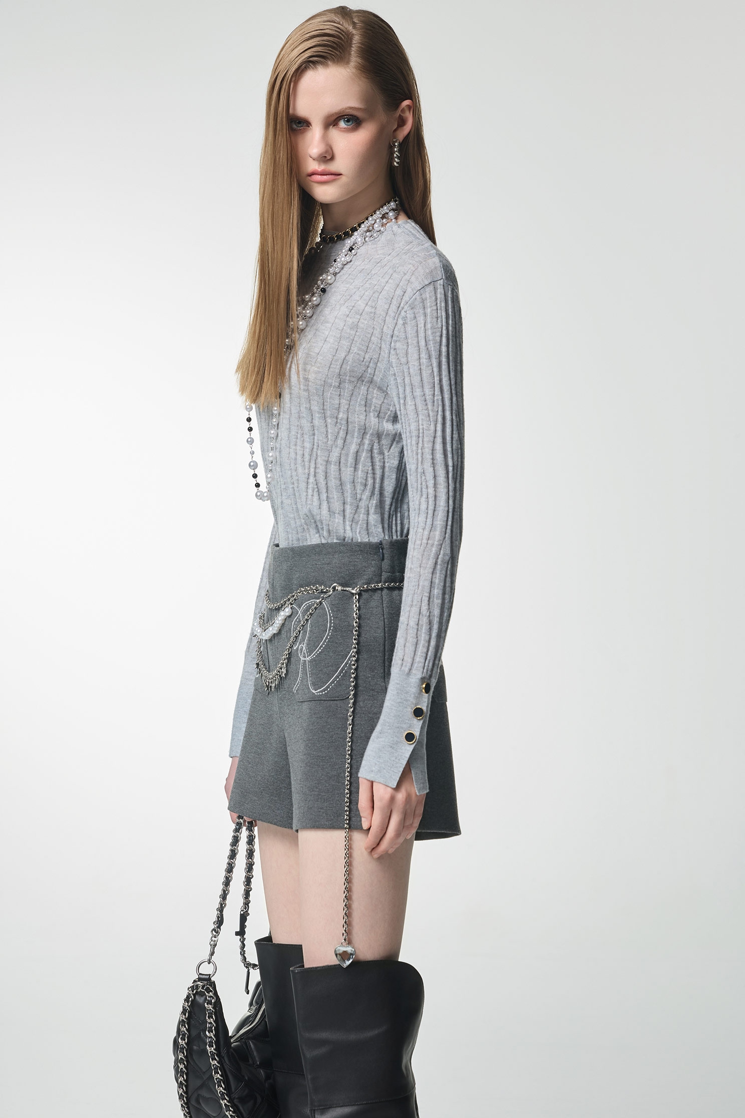 字母重影造型刺繡短褲字母重影造型刺繡短褲,上班OL穿搭,刺繡,短褲,秋冬穿搭,約會特輯