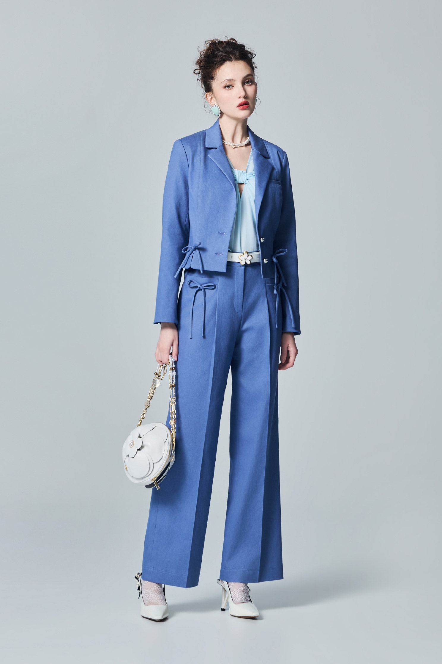 王冠藍綴蝴蝶綁帶寬褲王冠藍綴蝴蝶綁帶寬褲,寬褲,復古藍調玩色,秋冬穿搭,蝴蝶結,褲子