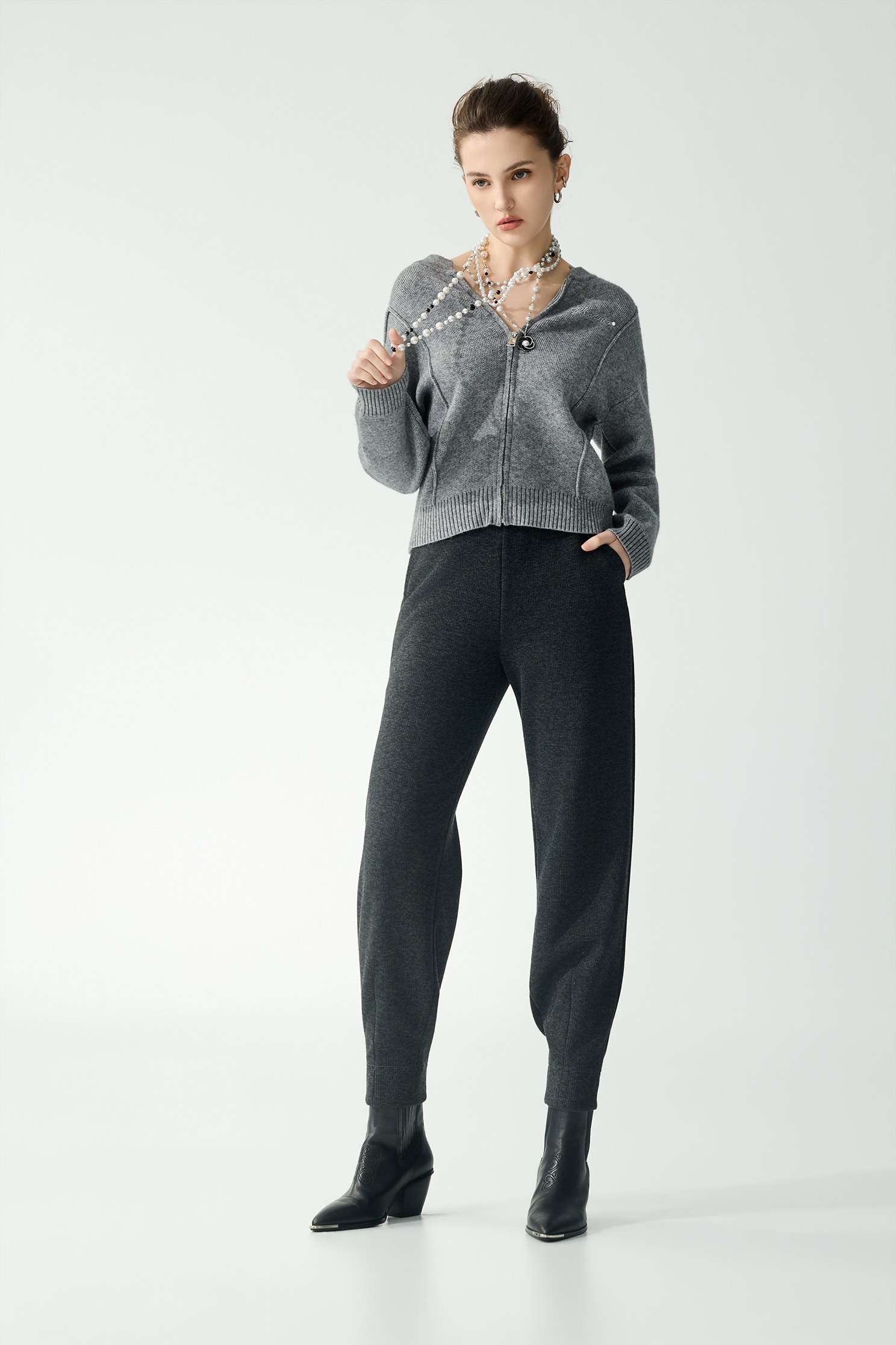 小香風珠鏈條錐形褲小香風珠鏈條錐形褲,小香風,春夏穿搭,珍珠,皮革,褲子