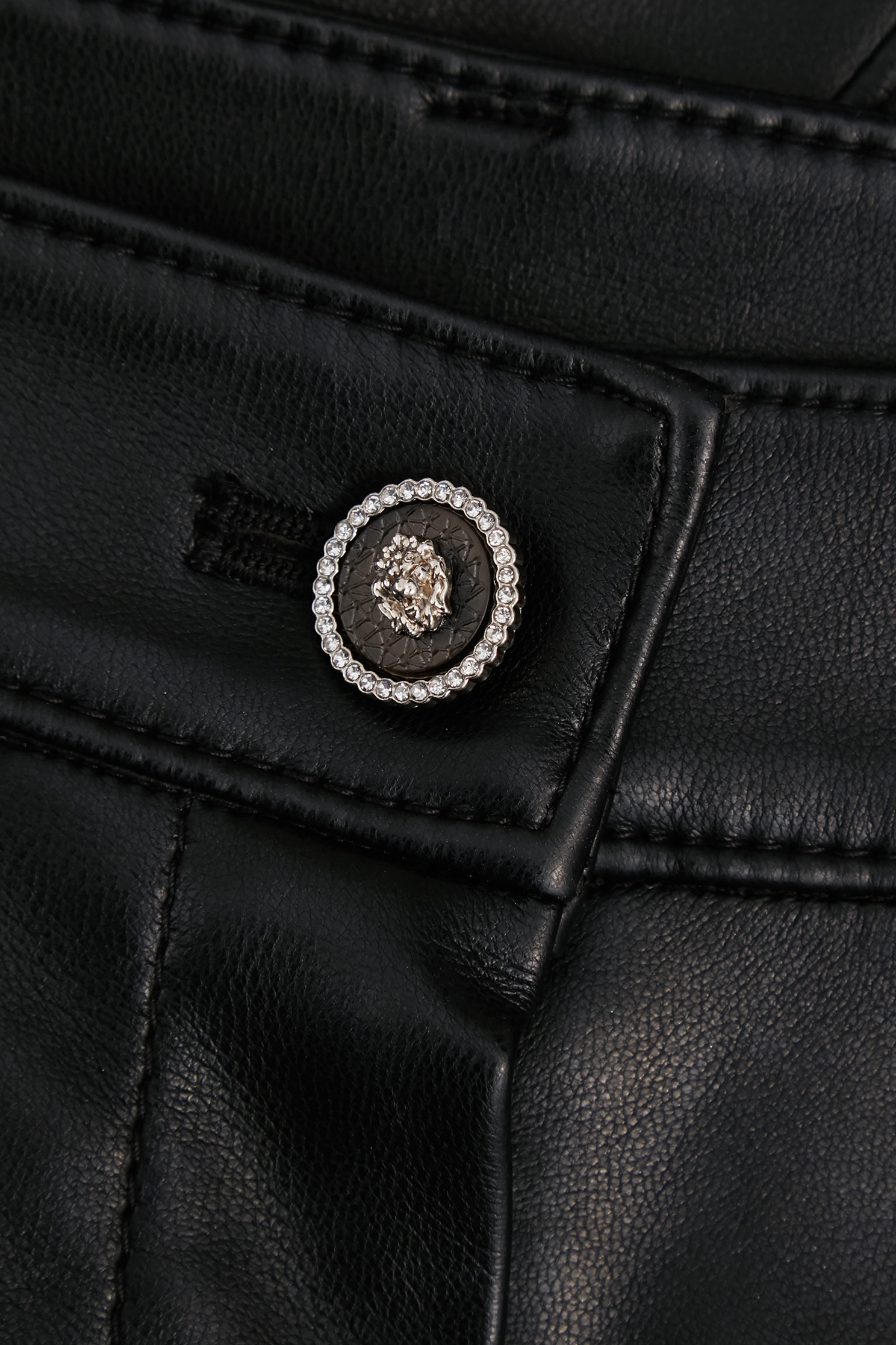 下擺開岔仿皮合身褲下擺開岔仿皮合身褲,皮革,秋冬穿搭,窄管褲,褲子,黑色褲子,黑色長褲