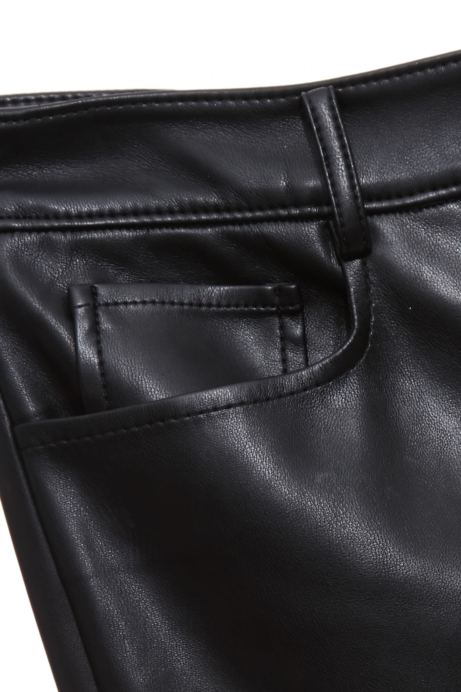 下擺開岔仿皮合身褲下擺開岔仿皮合身褲,皮革,秋冬穿搭,窄管褲,褲子,黑色褲子,黑色長褲