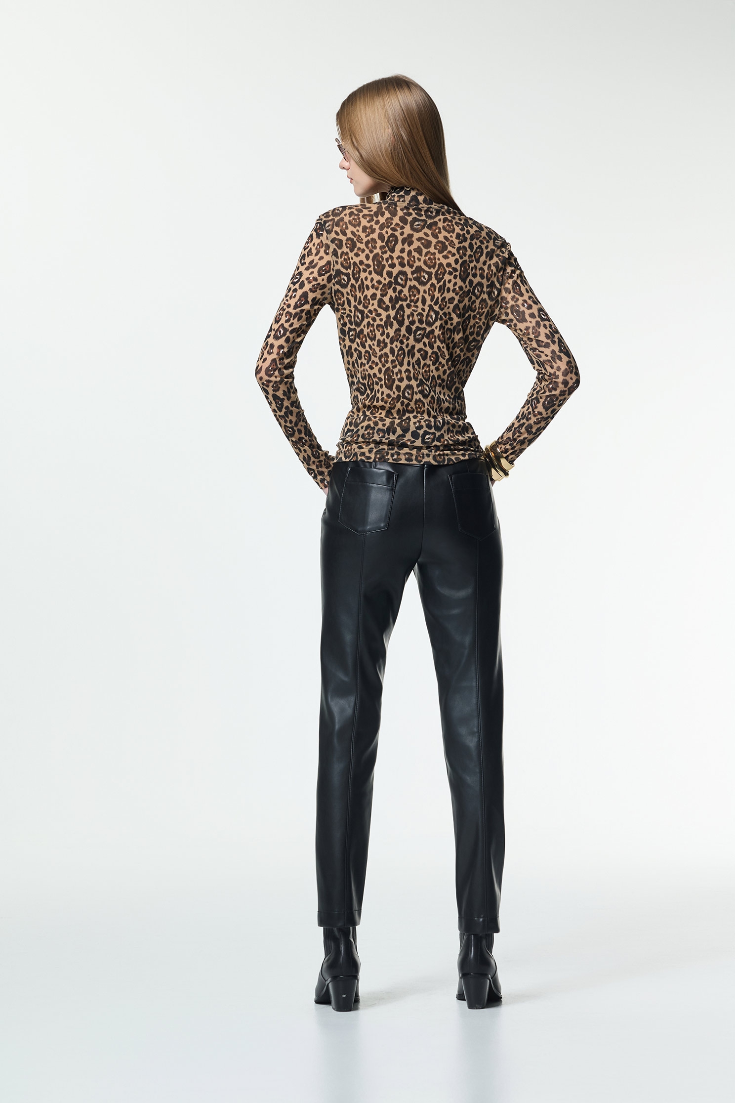 下擺開岔仿皮合身褲下擺開岔仿皮合身褲,皮革,秋冬穿搭,窄管褲,褲子,黑色褲子,黑色長褲