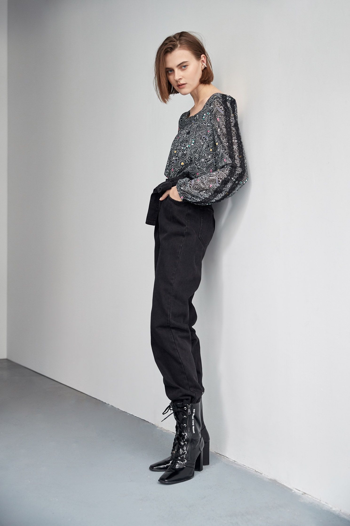 Back pocket embroidered with strap denim trousers,Tanning,embroidery,cowboy,Jeans,Women's denim trousers,embroidered,長褲,Black jeans,Black trousers