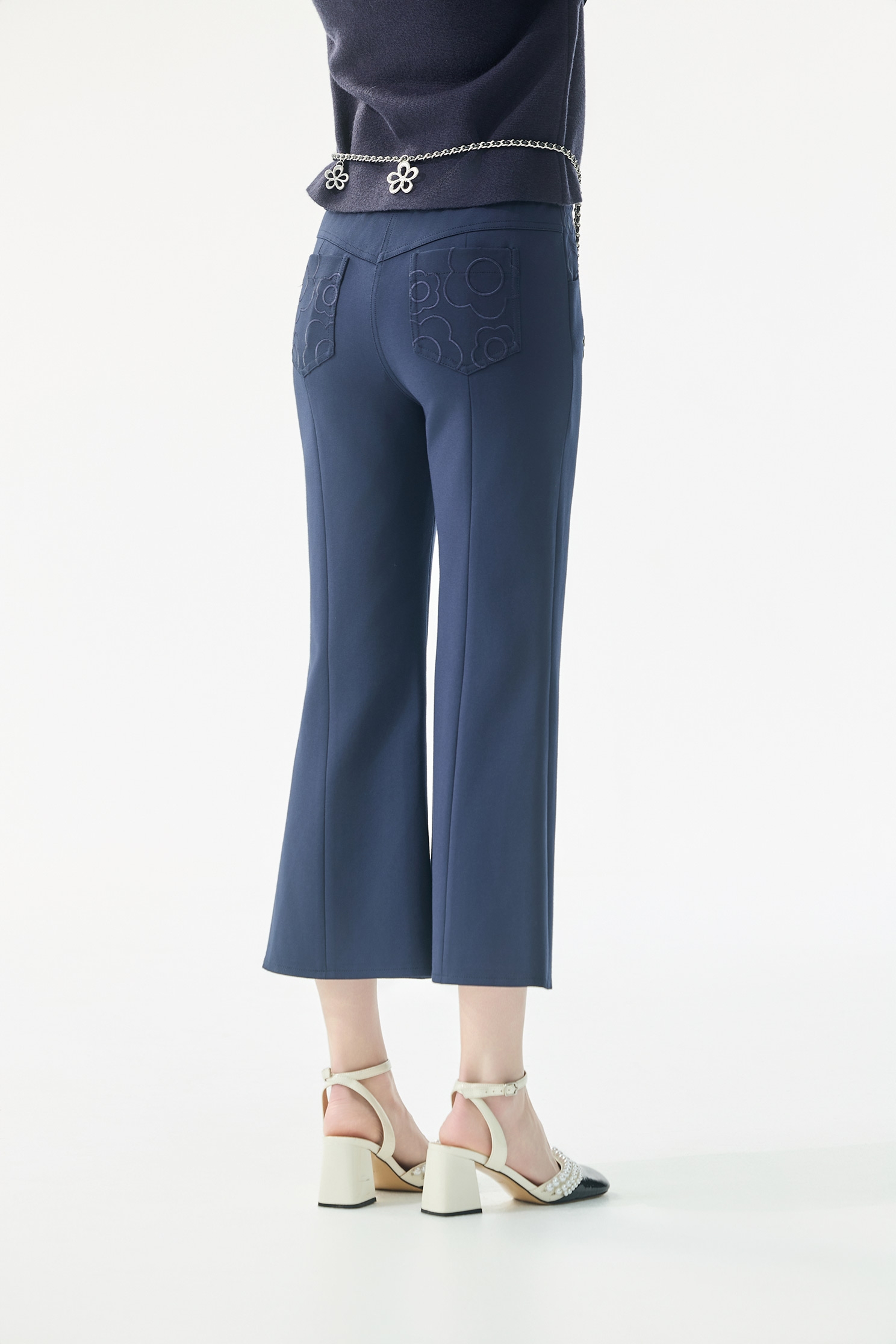 口袋刺繡花朵直筒褲口袋刺繡花朵直筒褲,上班OL穿搭,刺繡,寬褲,秋冬穿搭,約會特輯,繡花,花花世界,褲子