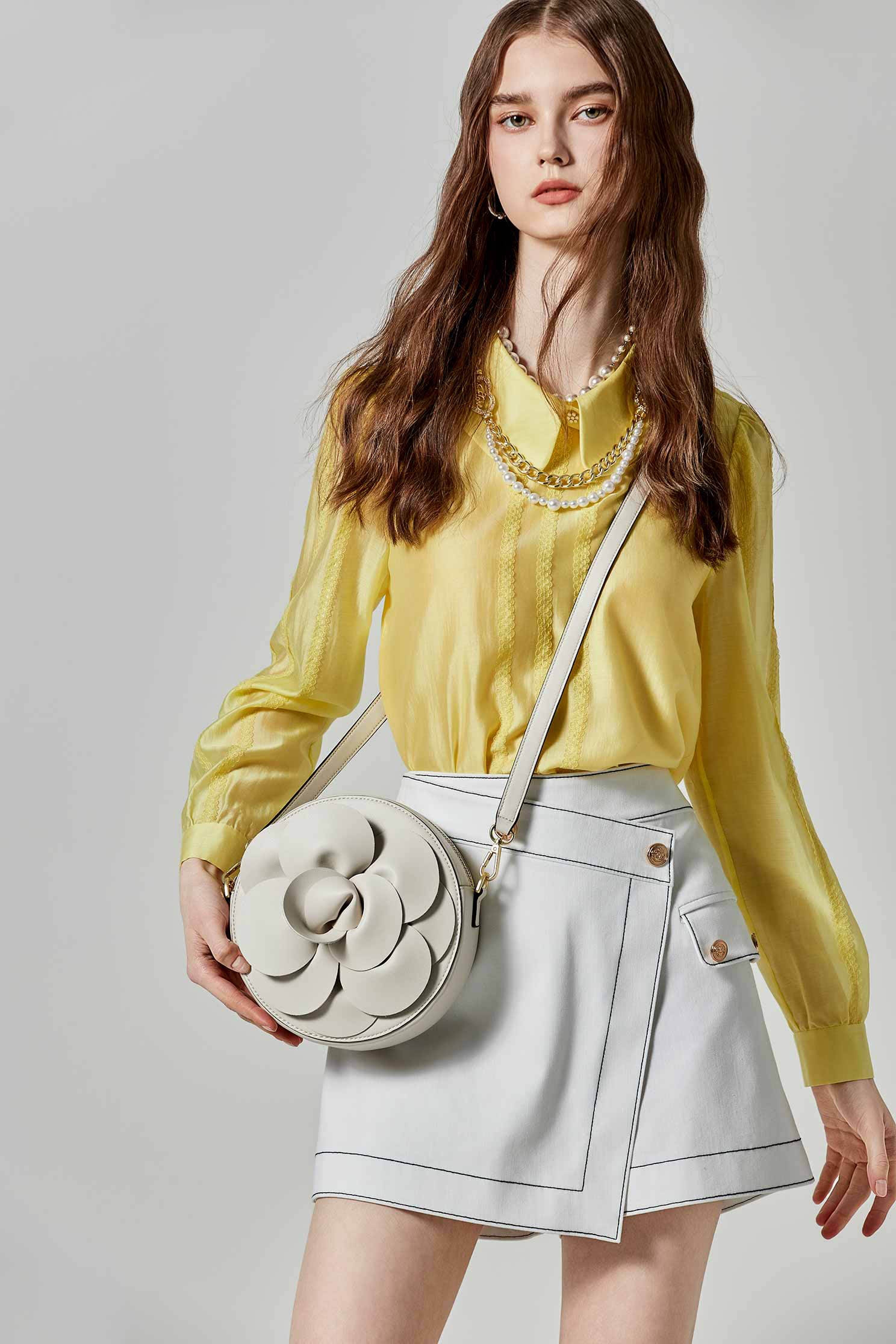 跳色收邊活片短褲跳色收邊活片短褲,刺繡,春夏穿搭,白色短褲,白色褲子,褲子,褲裙