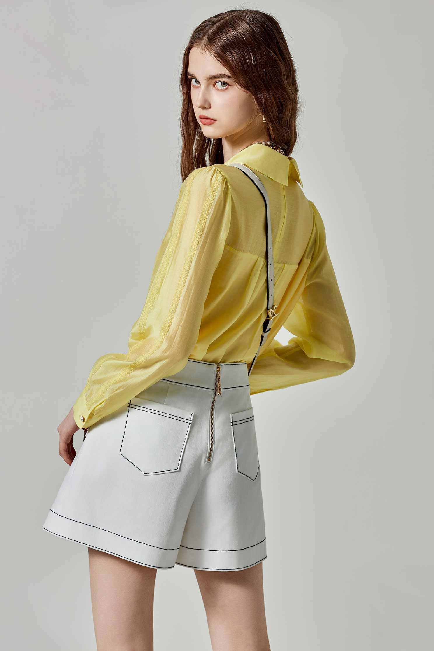 跳色收邊活片短褲跳色收邊活片短褲,刺繡,春夏穿搭,白色短褲,白色褲子,褲子,褲裙