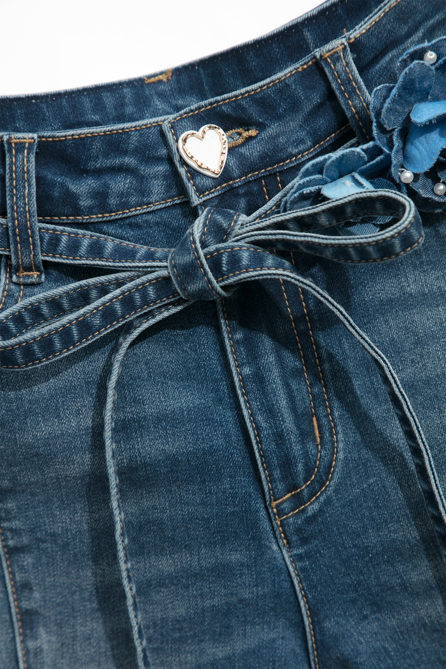 綴花瓣花腰帶牛仔長褲綴花瓣花腰帶牛仔長褲,春夏穿搭,牛仔,牛仔褲,珍珠,褲子