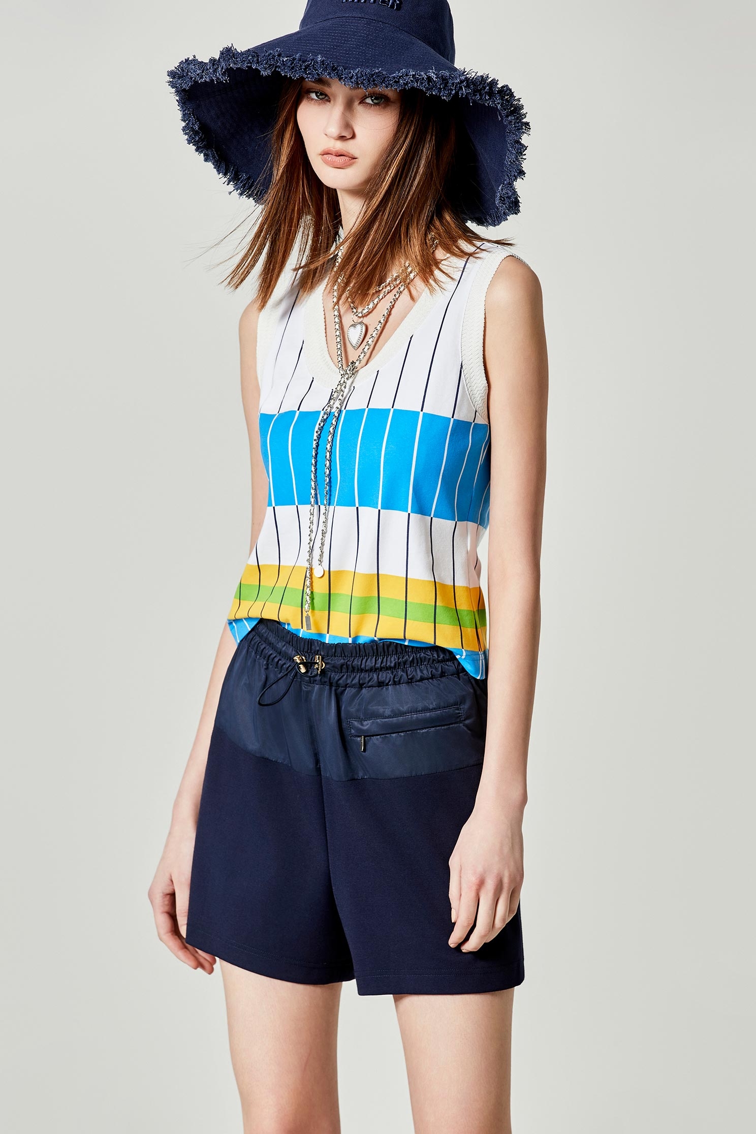 異素材拼接丈青色短褲異素材拼接丈青色短褲,春夏穿搭,短褲,褲子