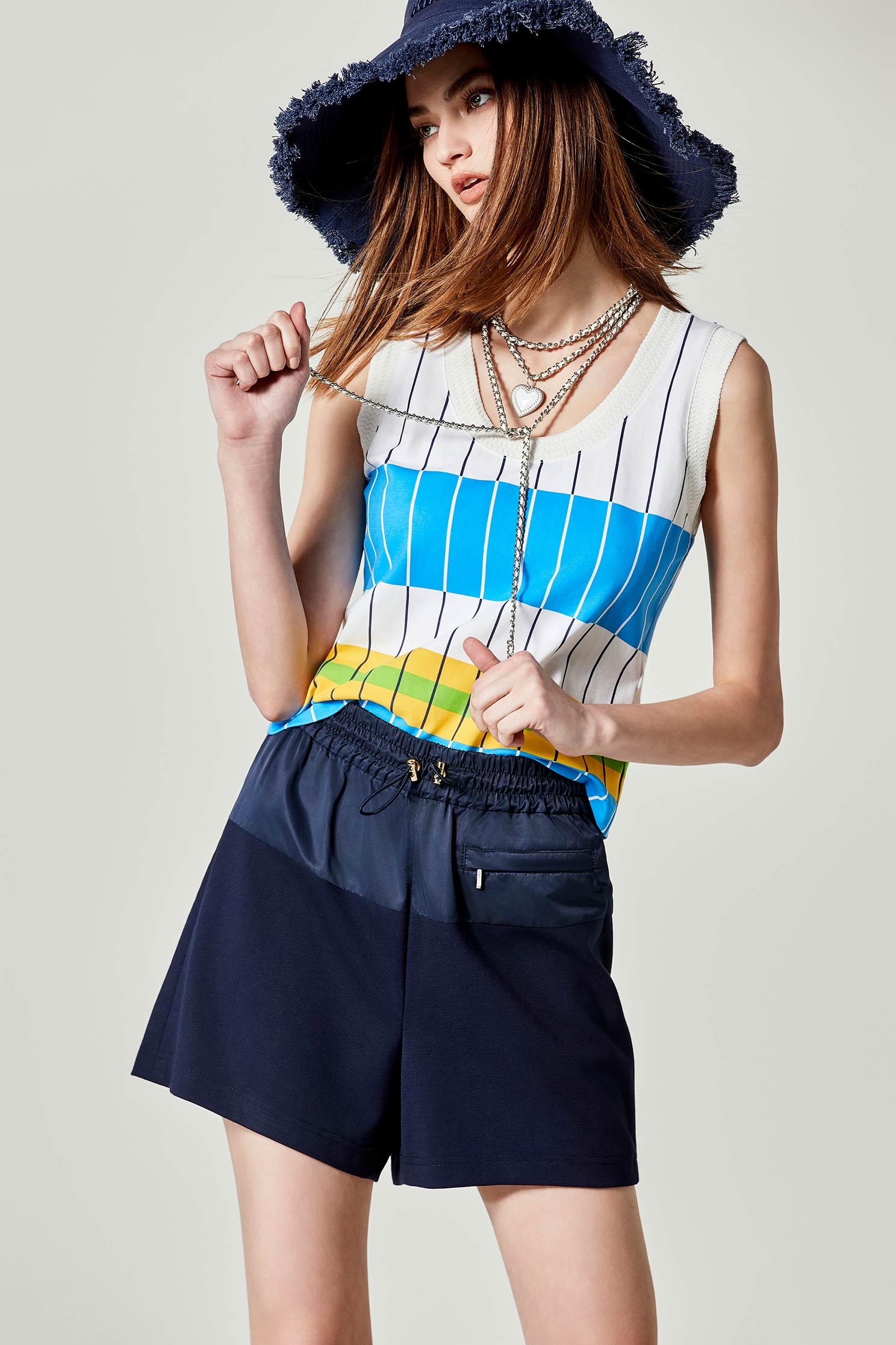 異素材拼接丈青色短褲異素材拼接丈青色短褲,春夏穿搭,短褲,褲子