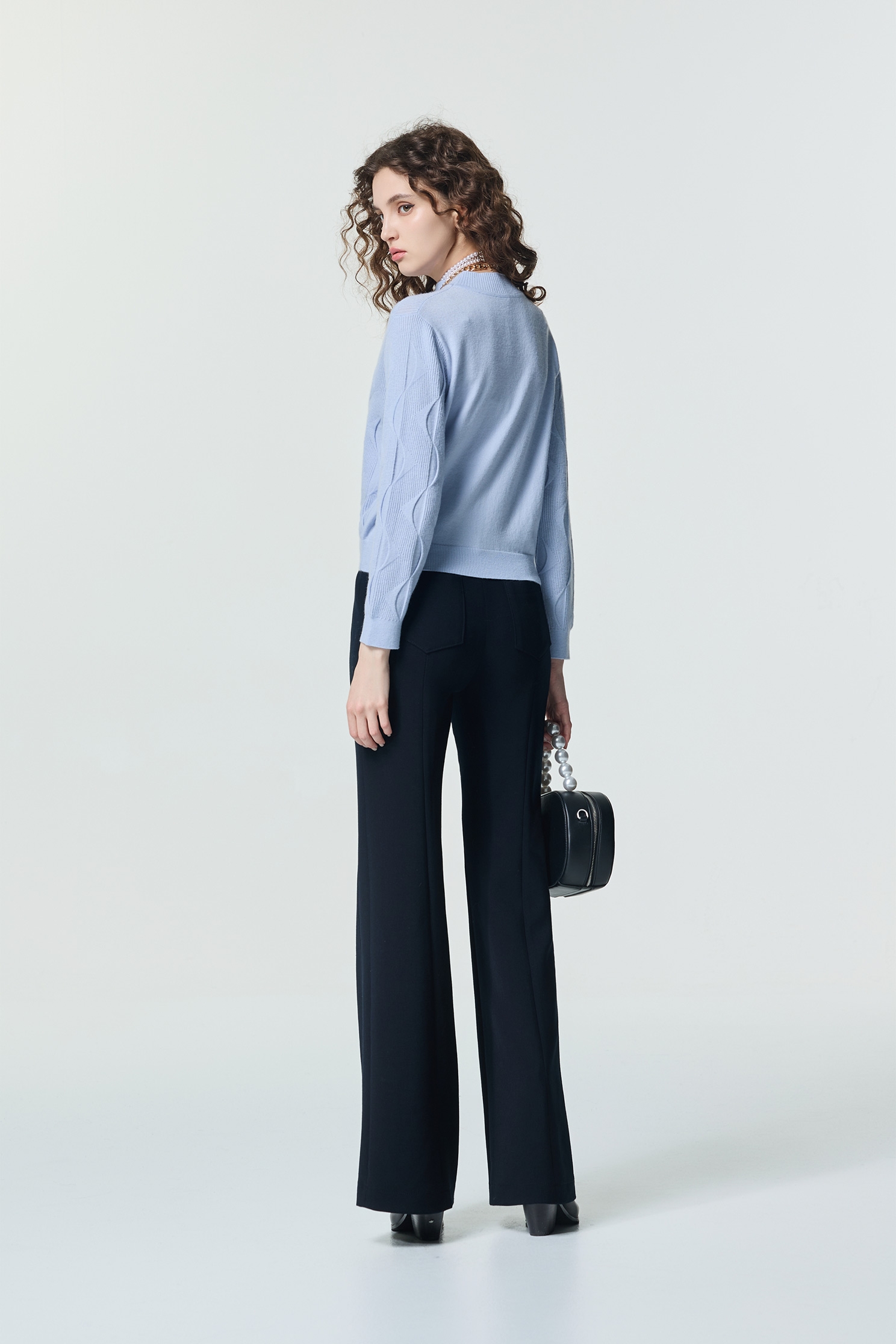 簡約海軍藍小喇叭褲簡約海軍藍小喇叭褲,上班OL穿搭,喇叭褲,春夏穿搭,簡約穿搭,褲子,長褲