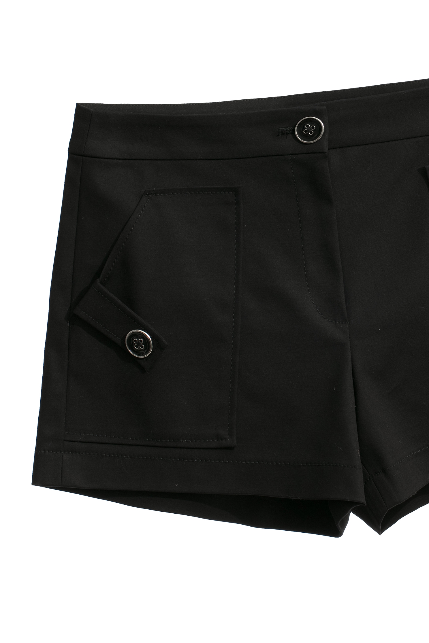 釦袢設計黑短褲釦袢設計黑短褲,春夏穿搭,短褲,褲子,黑色褲子