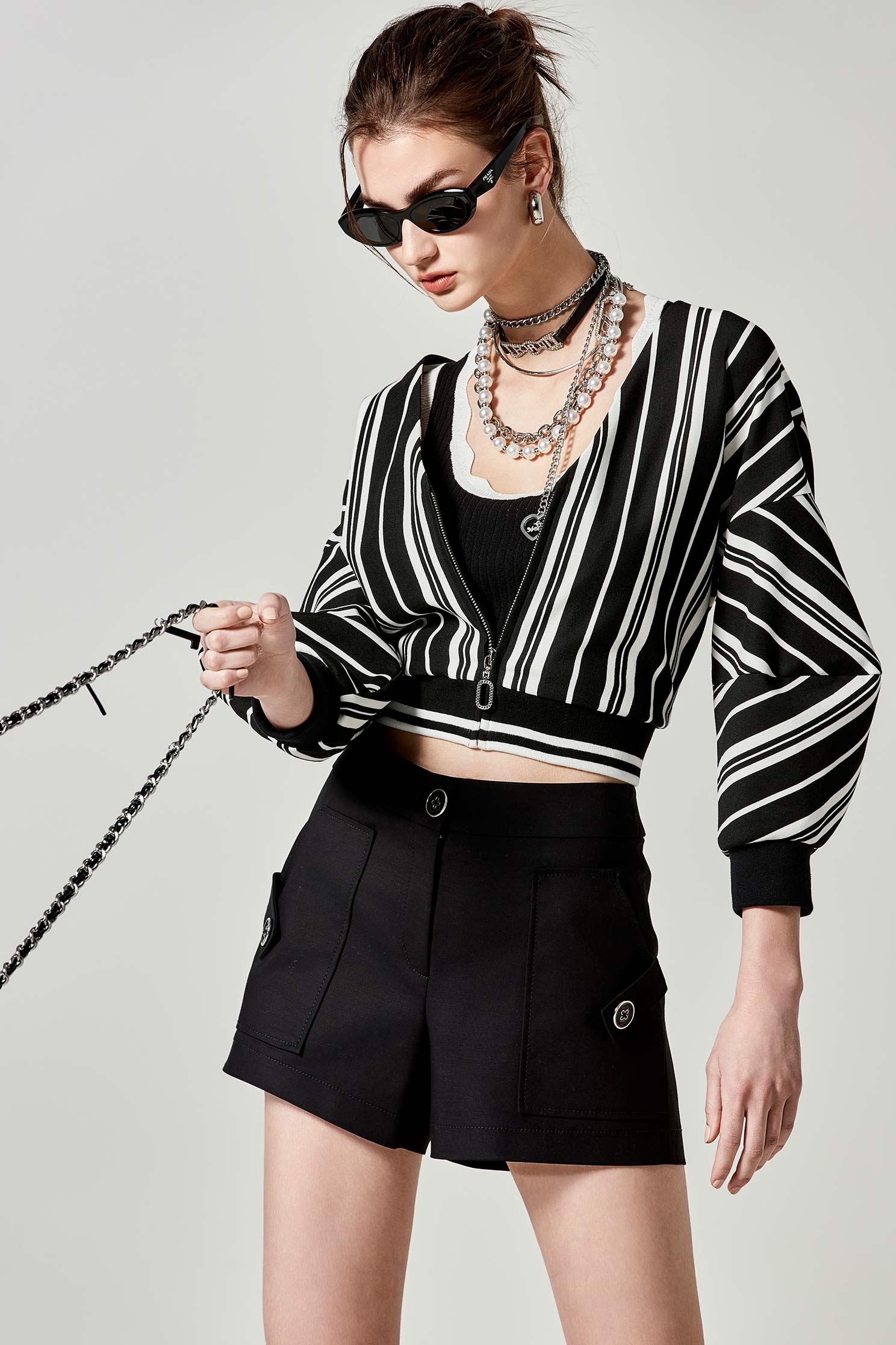 釦袢設計黑短褲釦袢設計黑短褲,春夏穿搭,短褲,褲子,黑色褲子