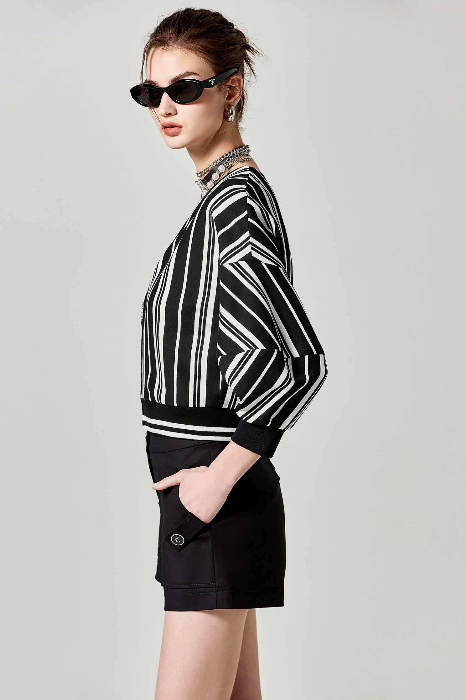 釦袢設計黑短褲釦袢設計黑短褲,春夏穿搭,短褲,褲子,黑色褲子