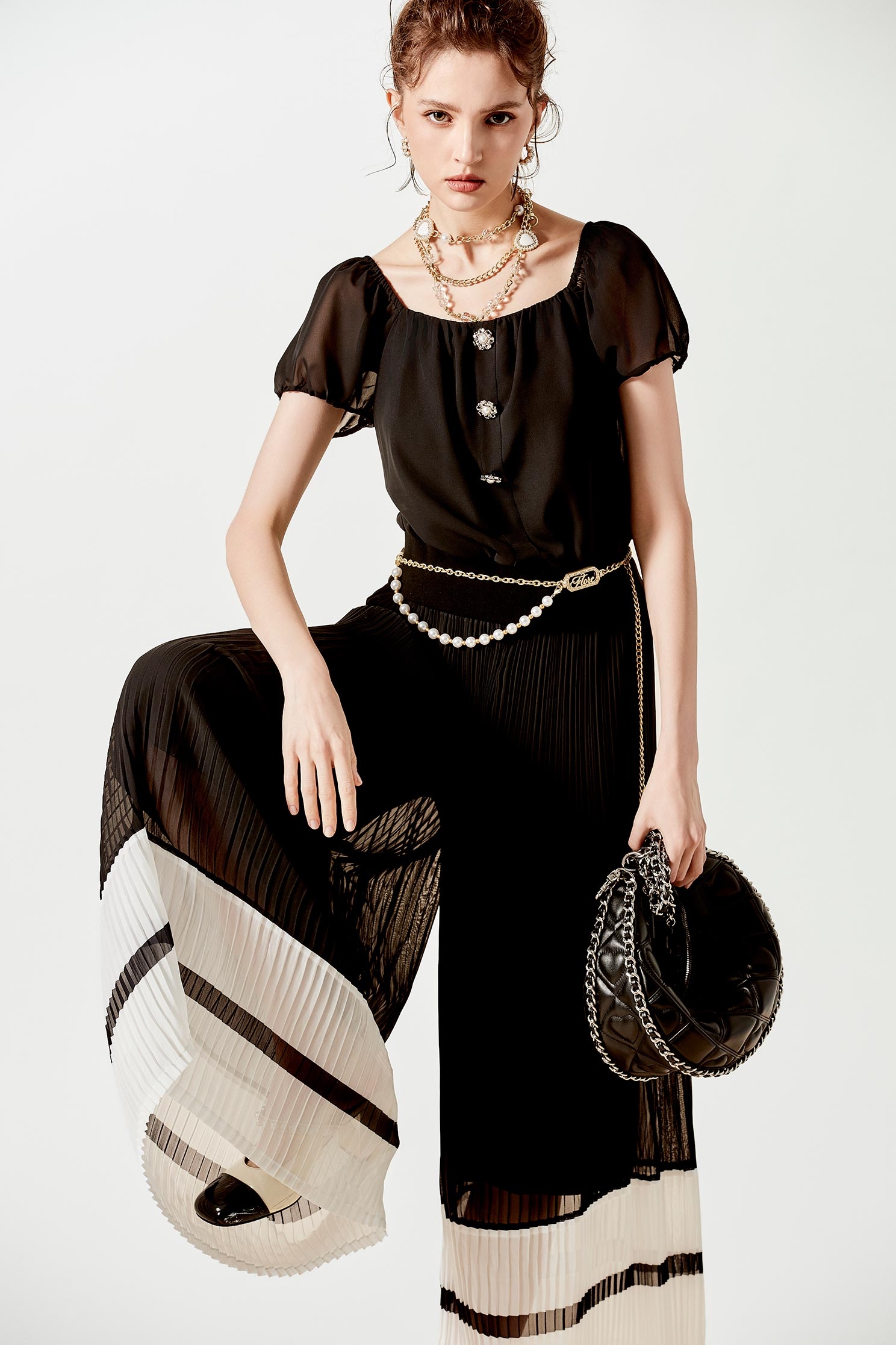 黑白拼色壓褶寬褲黑白拼色壓褶寬褲,寬褲,春夏穿搭,褲子,雪紡,黑色褲子