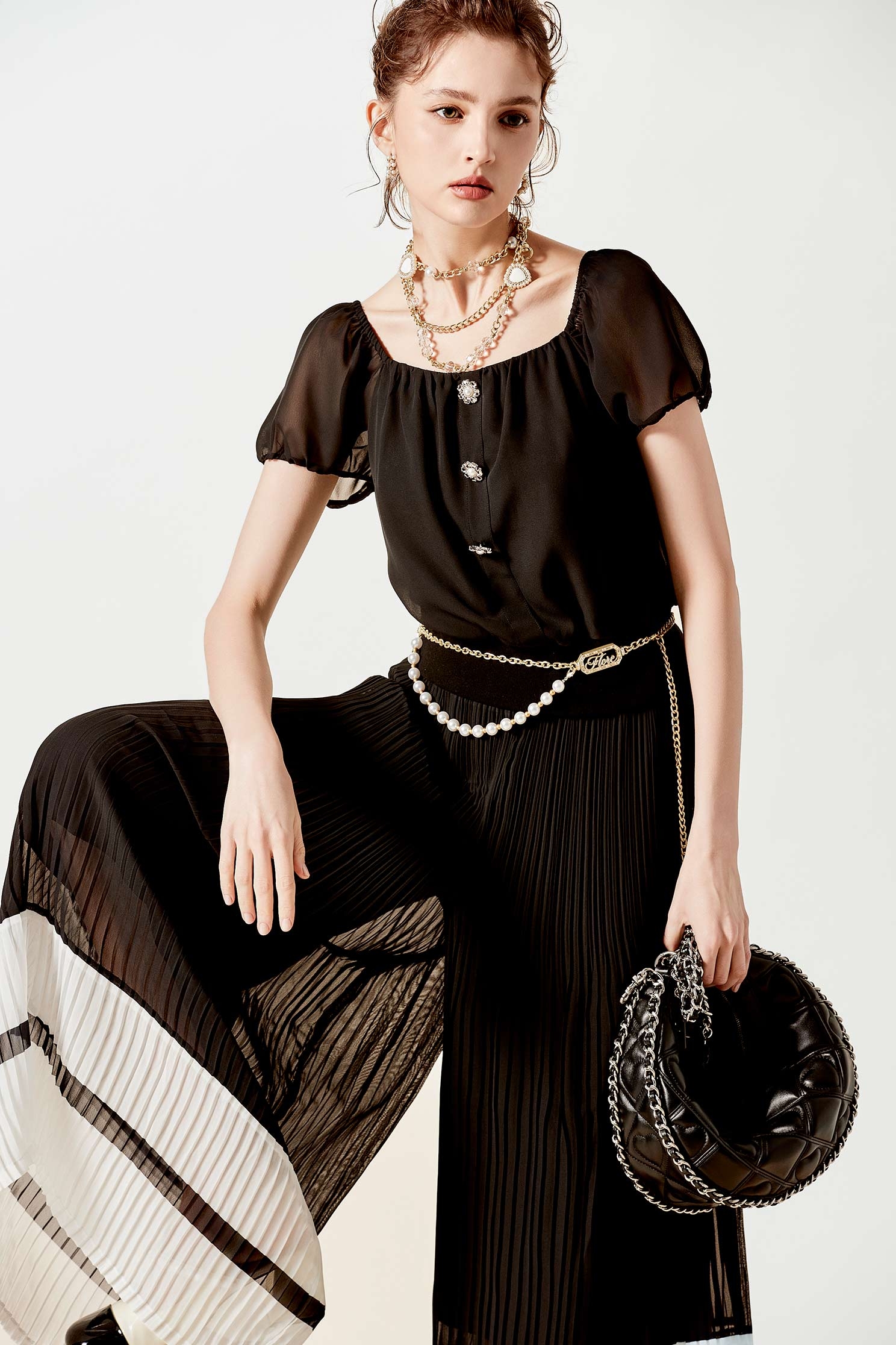 黑白拼色壓褶寬褲黑白拼色壓褶寬褲,寬褲,春夏穿搭,褲子,雪紡,黑色褲子