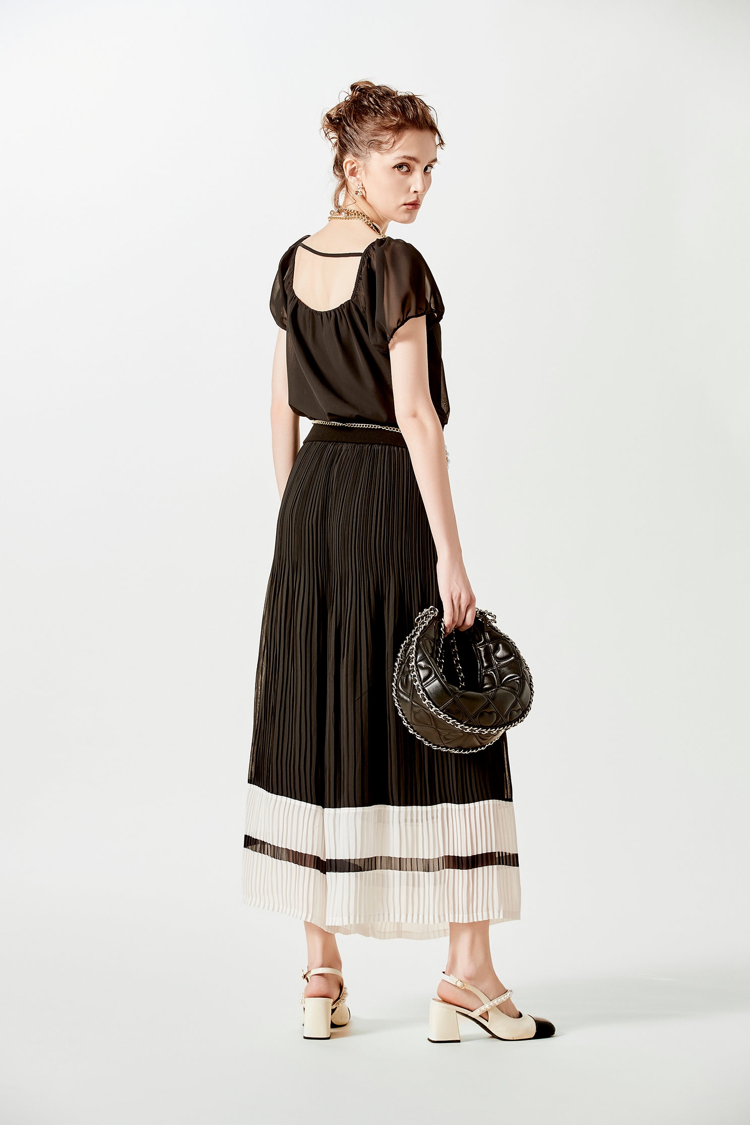 黑白拼色壓褶寬褲黑白拼色壓褶寬褲,寬褲,春夏穿搭,褲子,雪紡,黑色褲子