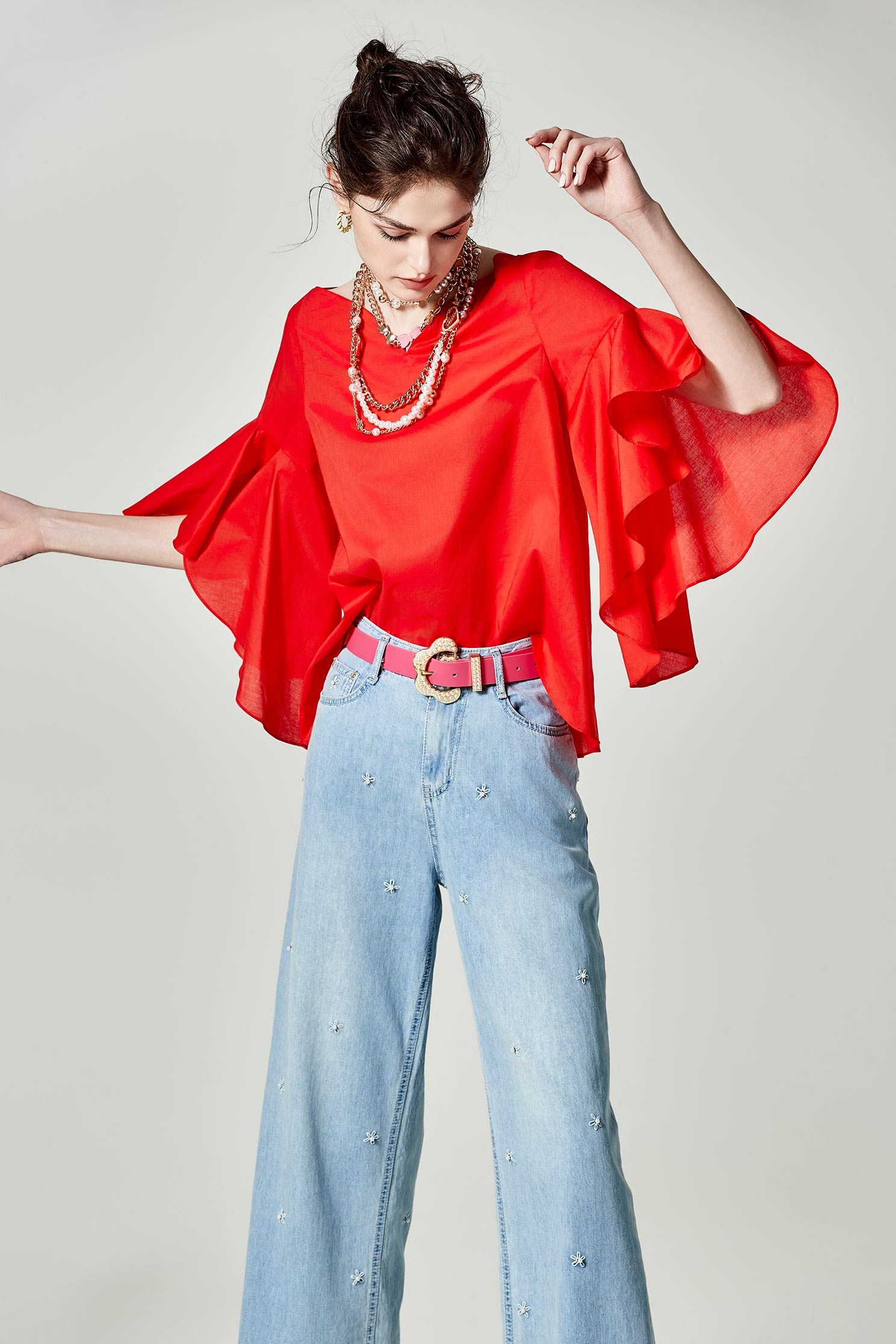 繡花佐珍珠牛仔闊腿褲繡花佐珍珠牛仔闊腿褲,春夏穿搭,牛仔,牛仔褲,珍珠,繡花,褲子