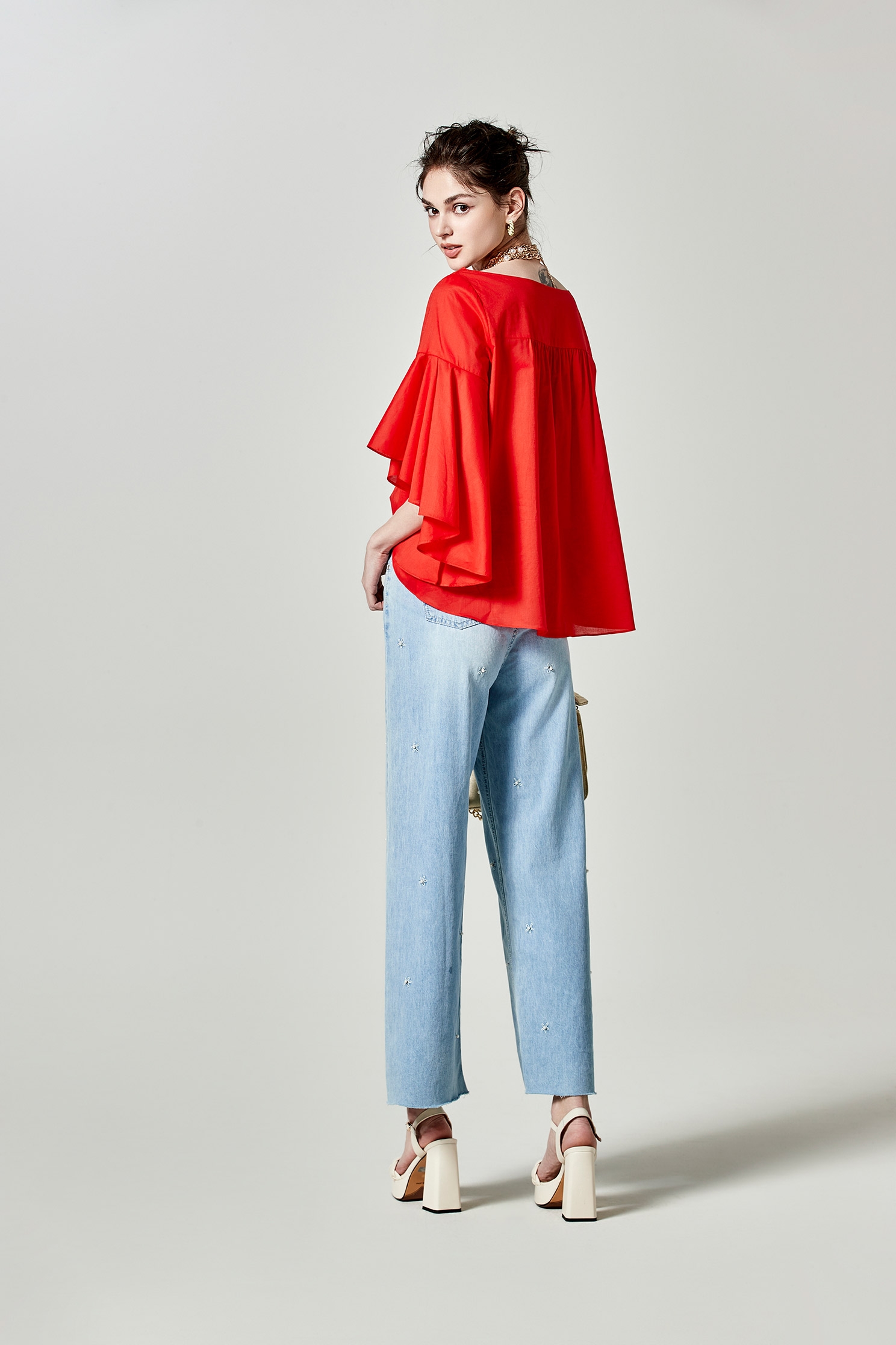 繡花佐珍珠牛仔闊腿褲繡花佐珍珠牛仔闊腿褲,春夏穿搭,牛仔,牛仔褲,珍珠,繡花,褲子