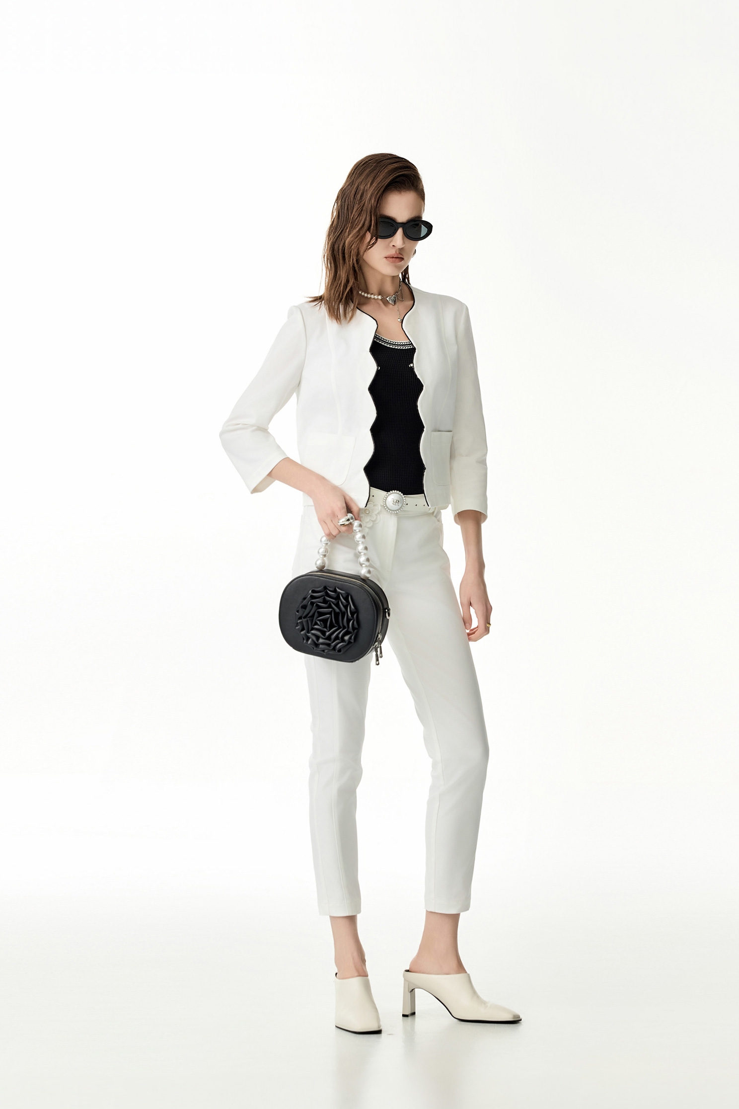 立體小白花8分窄管褲立體小白花8分窄管褲,上班OL穿搭,人氣商品,春夏穿搭,時髦成套搭配,珍珠,白色褲子,窄管褲,褲子