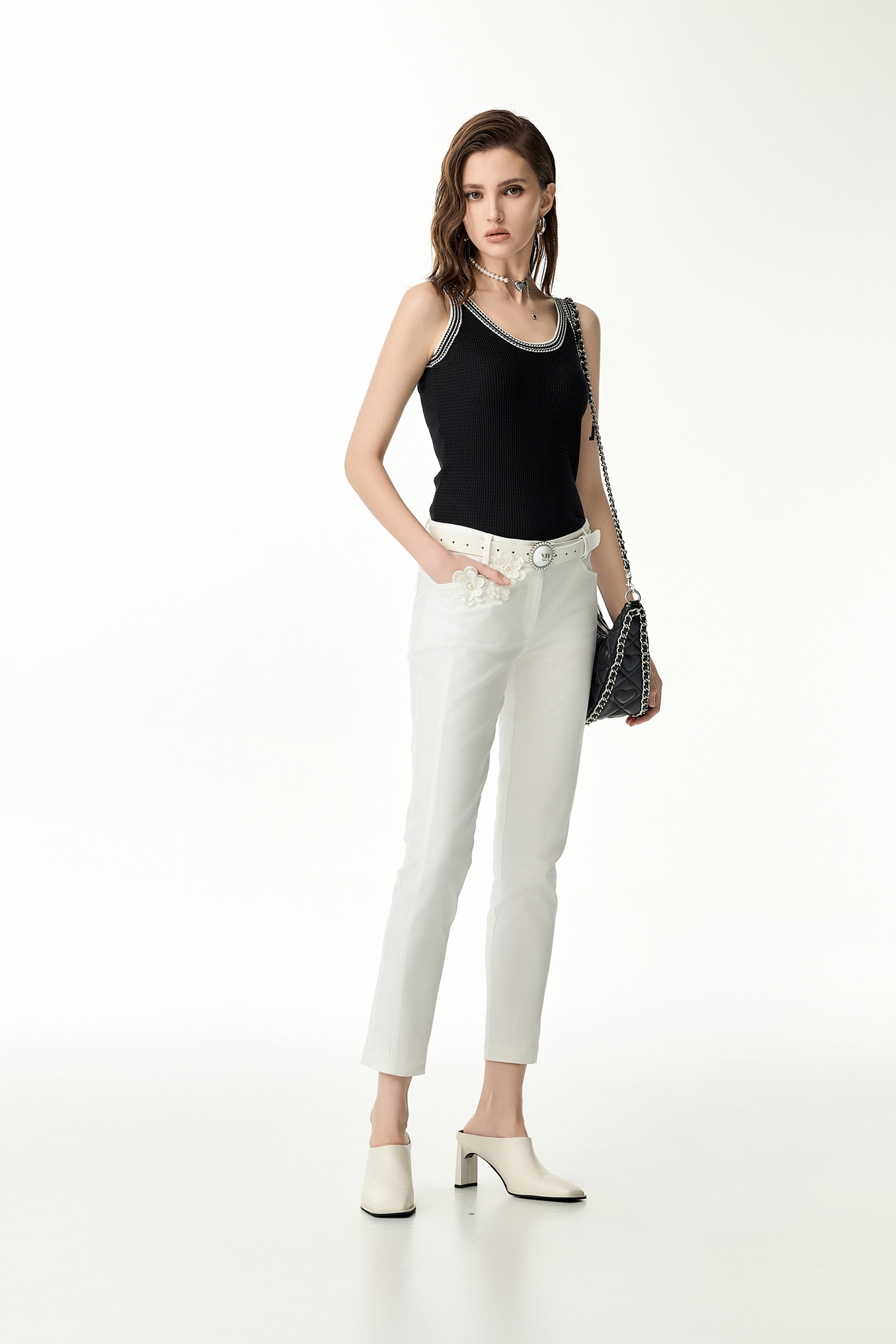 立體小白花8分窄管褲立體小白花8分窄管褲,上班OL穿搭,人氣商品,春夏穿搭,時髦成套搭配,珍珠,白色褲子,窄管褲,褲子